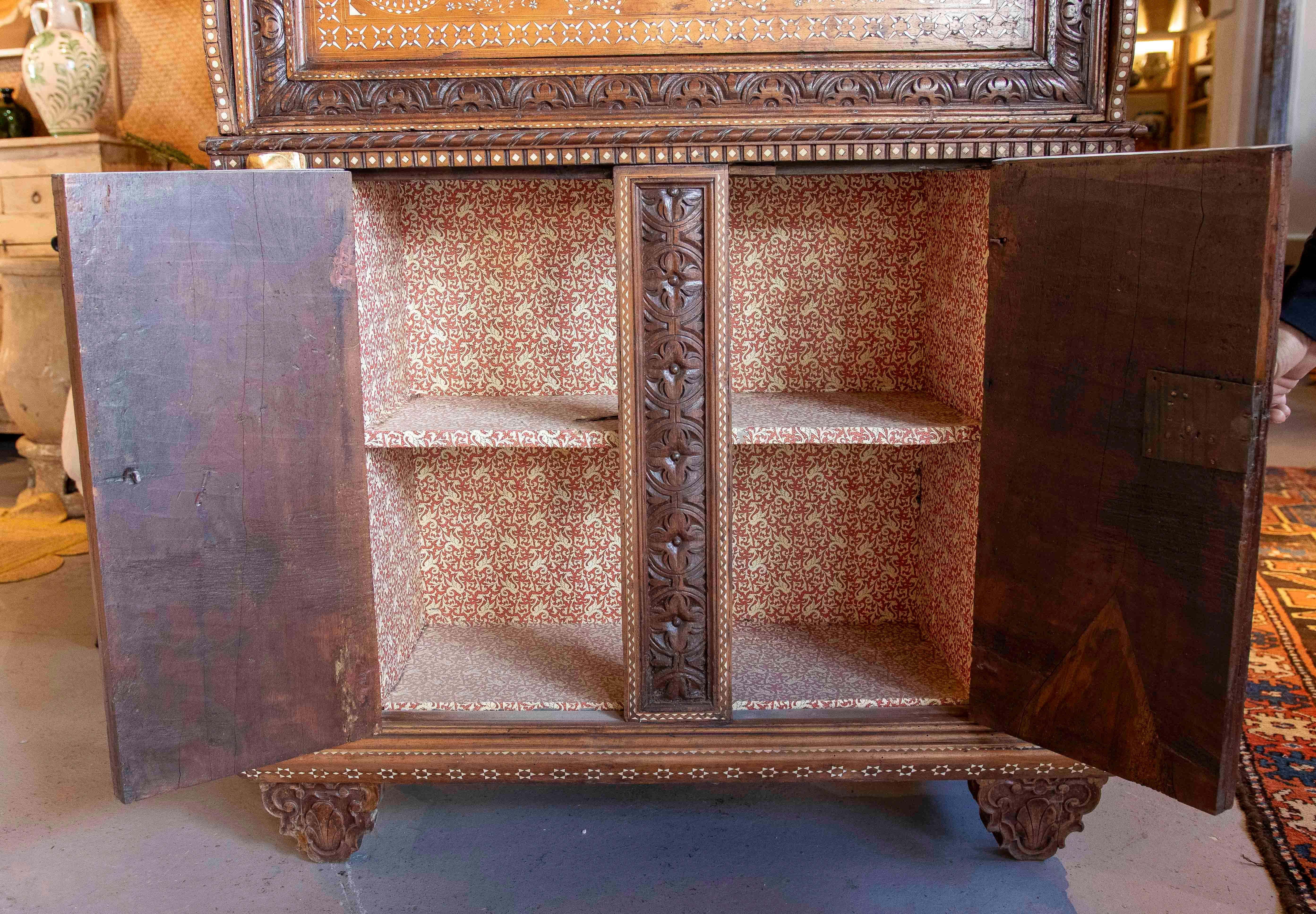 Armario antiguo de 1850 con incrustaciones de hueso y detalles artesanales en venta 5