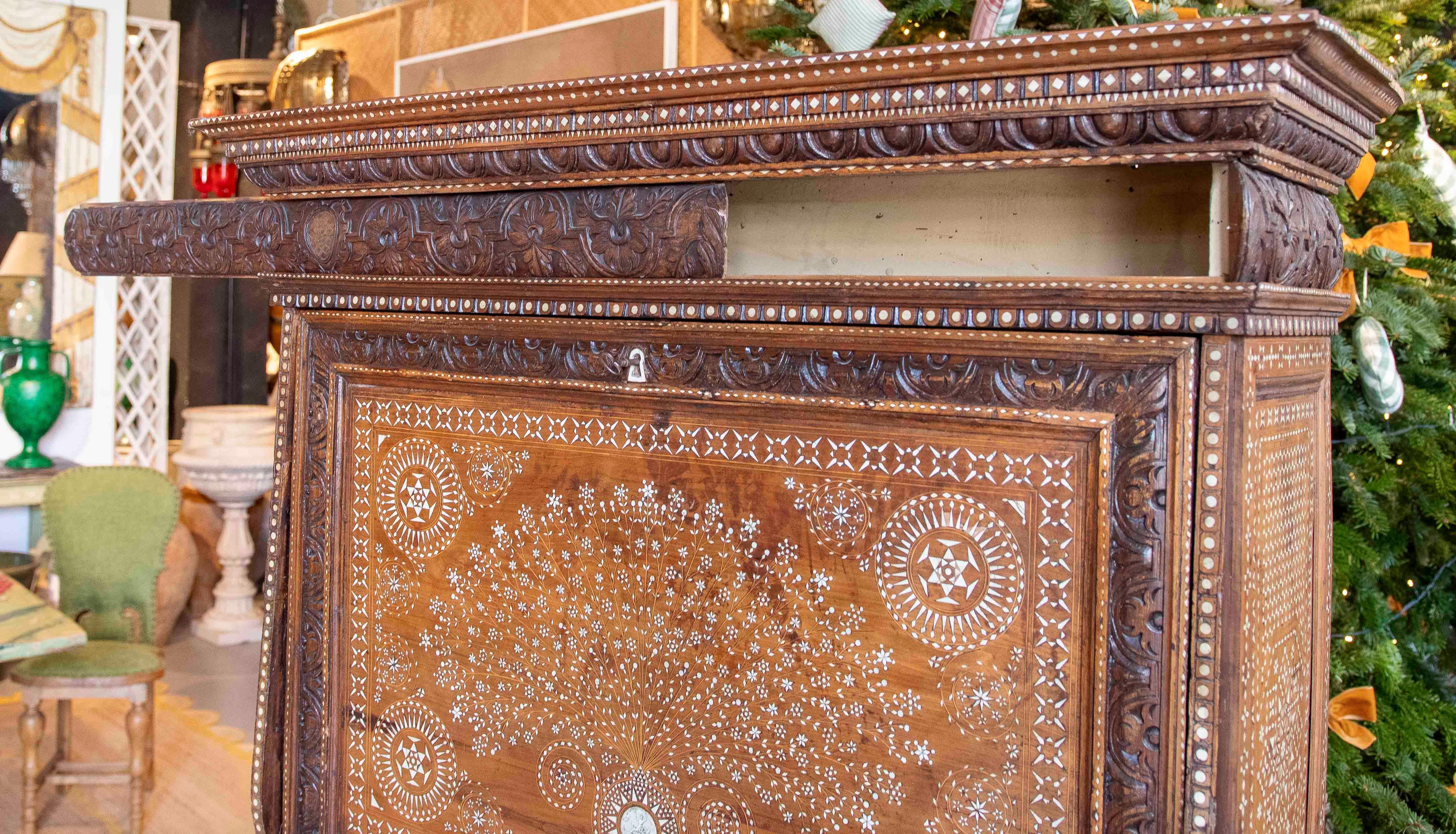 Armario antiguo de 1850 con incrustaciones de hueso y detalles artesanales en venta 6