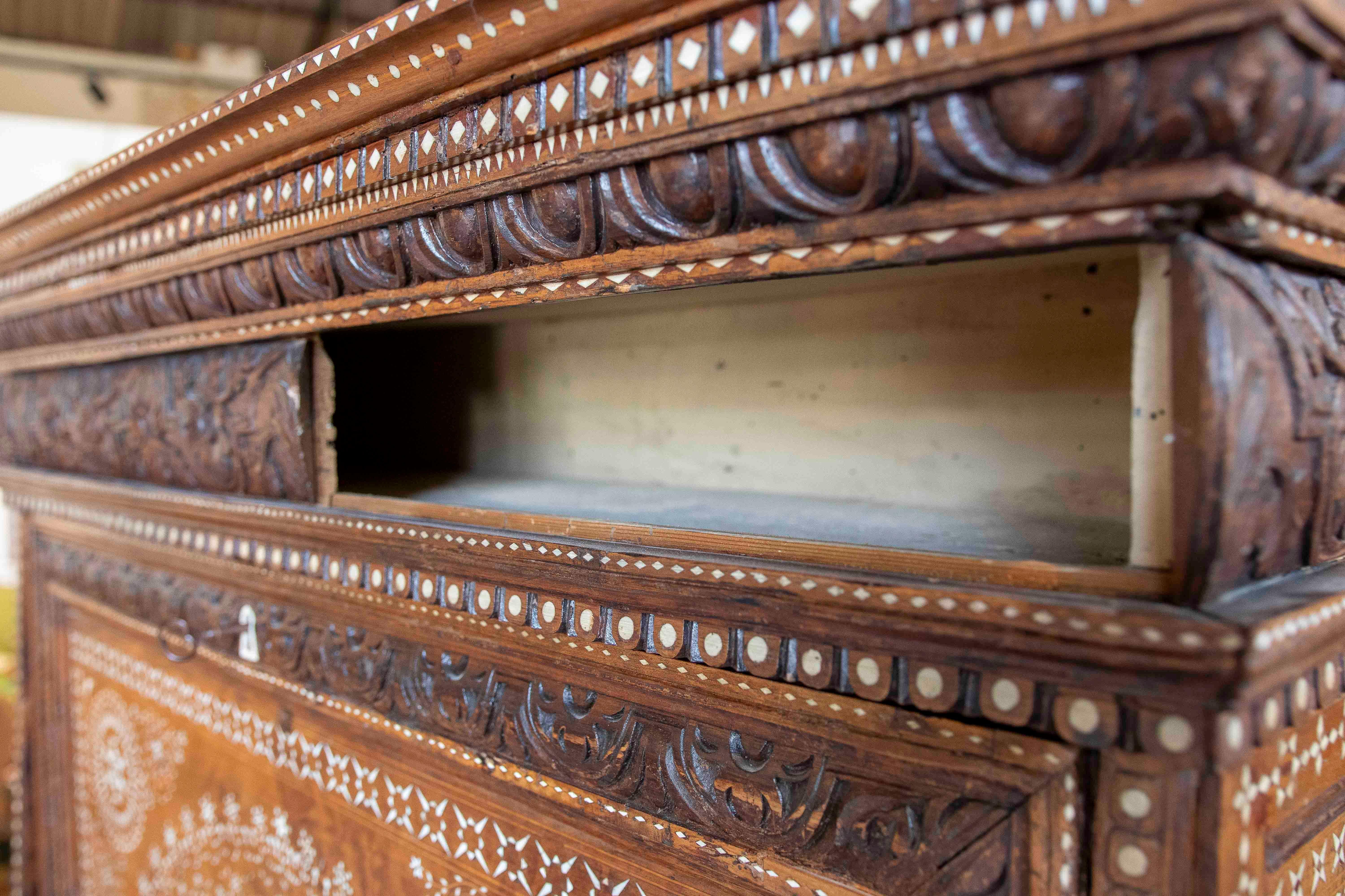 Armario antiguo de 1850 con incrustaciones de hueso y detalles artesanales en venta 7
