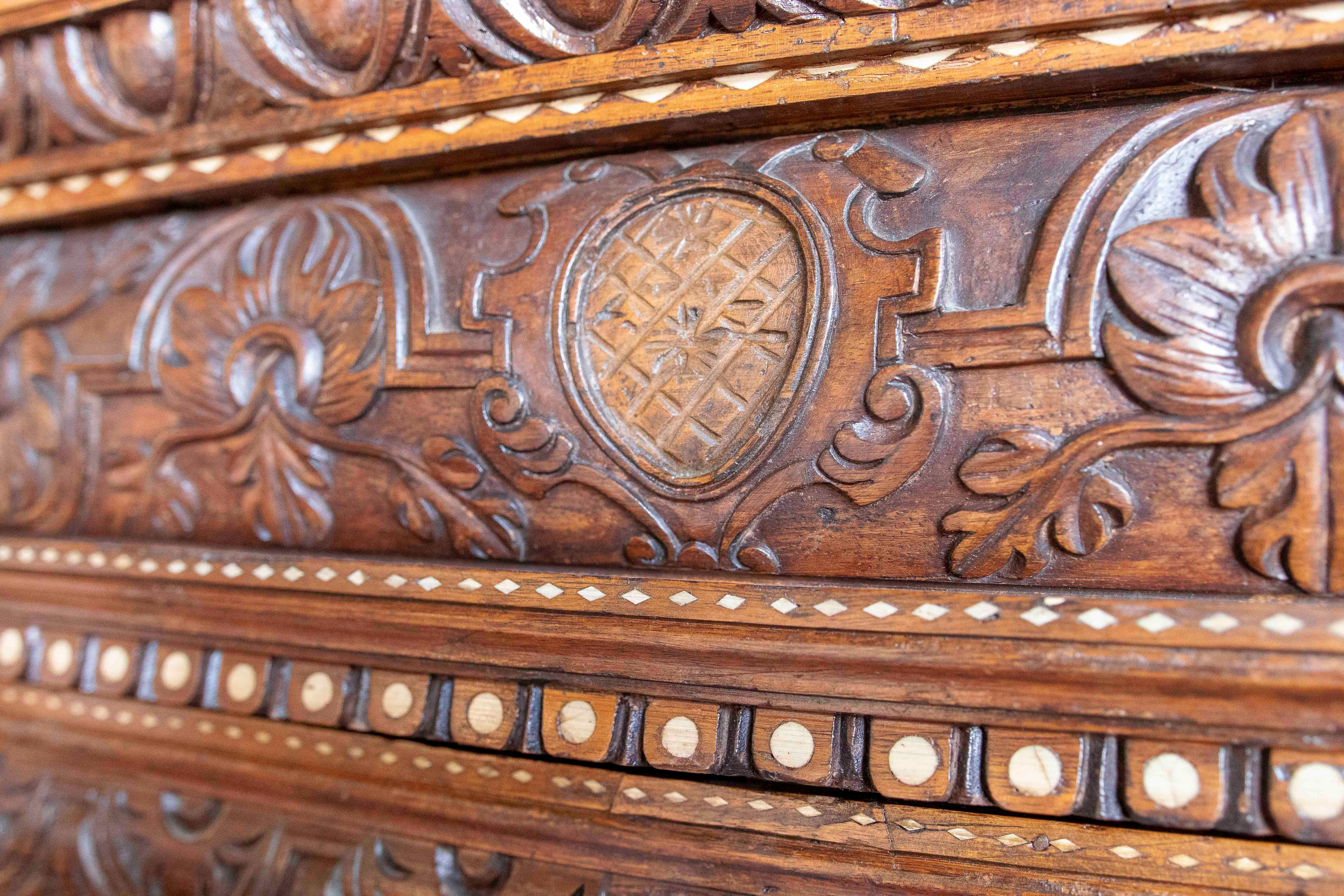 Armario antiguo de 1850 con incrustaciones de hueso y detalles artesanales en venta 8