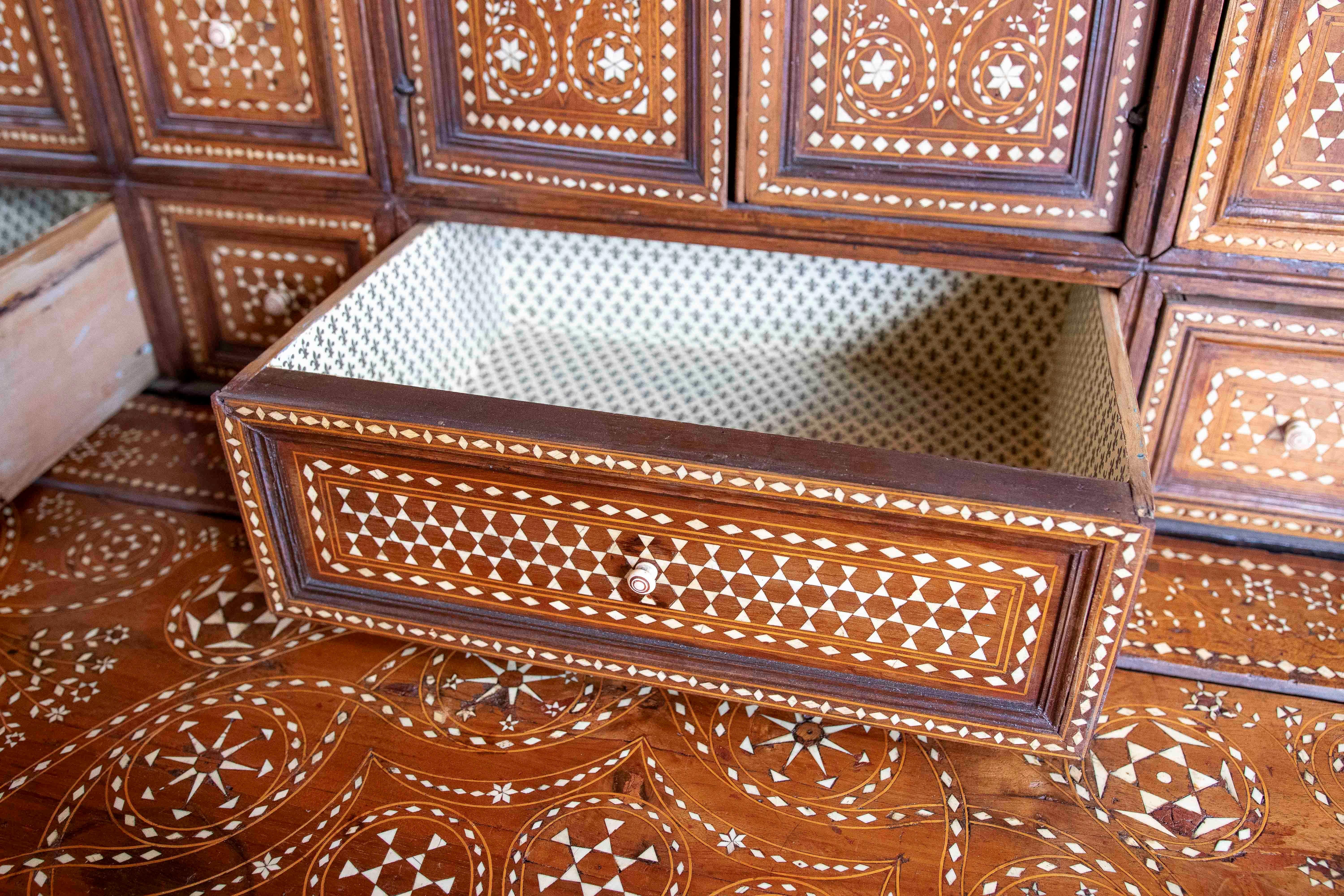 Armario antiguo de 1850 con incrustaciones de hueso y detalles artesanales en venta 9