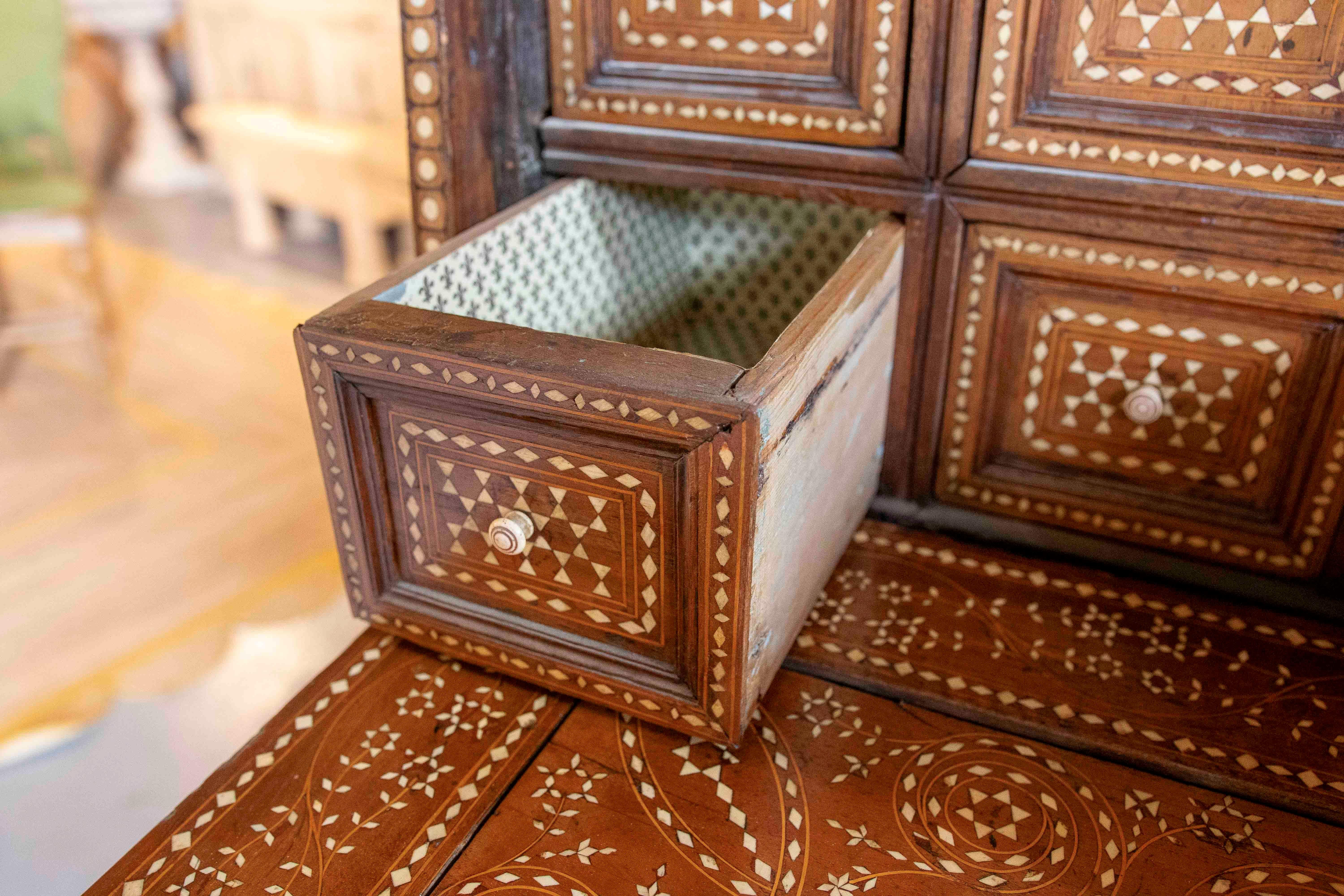Armario antiguo de 1850 con incrustaciones de hueso y detalles artesanales en venta 10