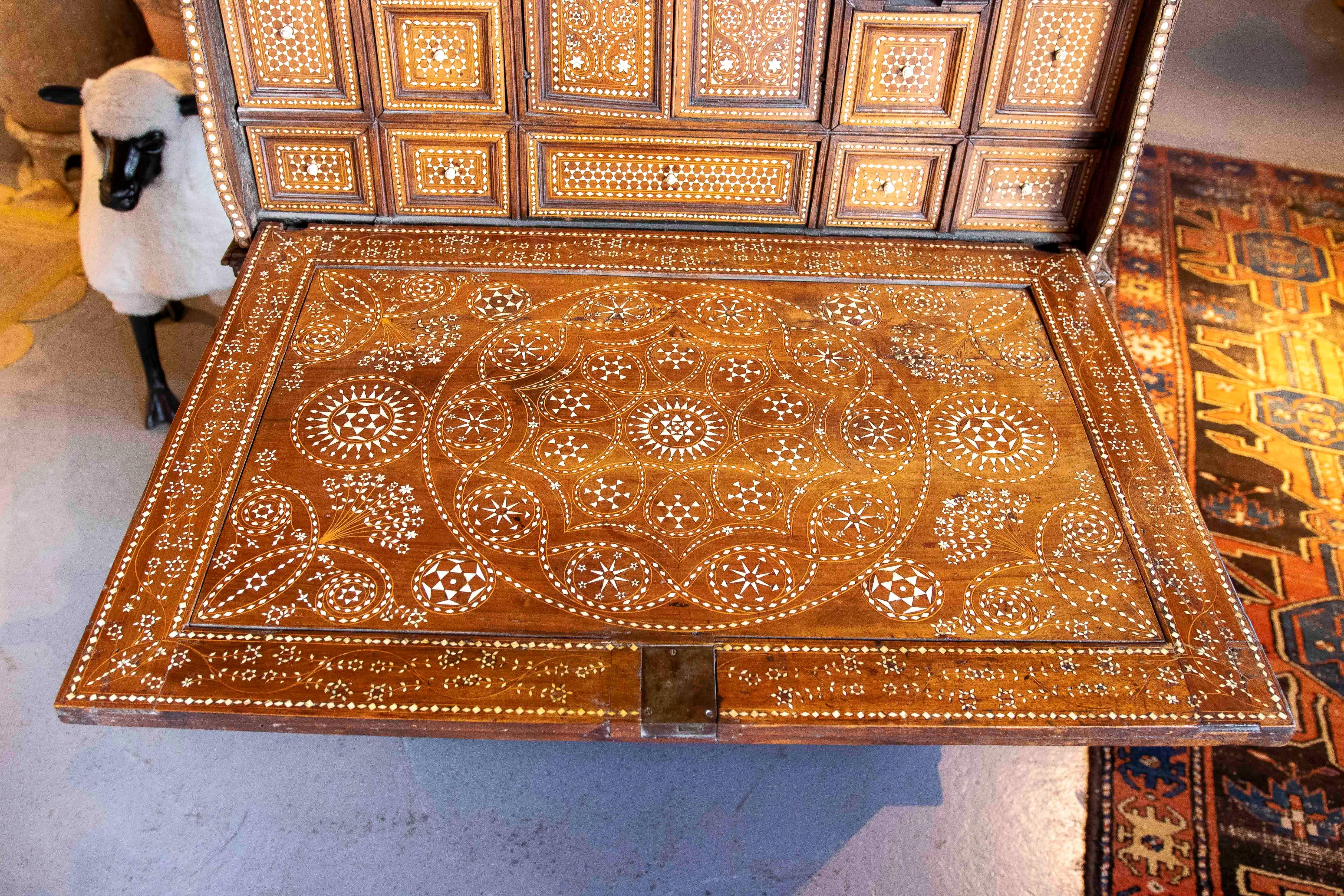 Armario antiguo de 1850 con incrustaciones de hueso y detalles artesanales en venta 11