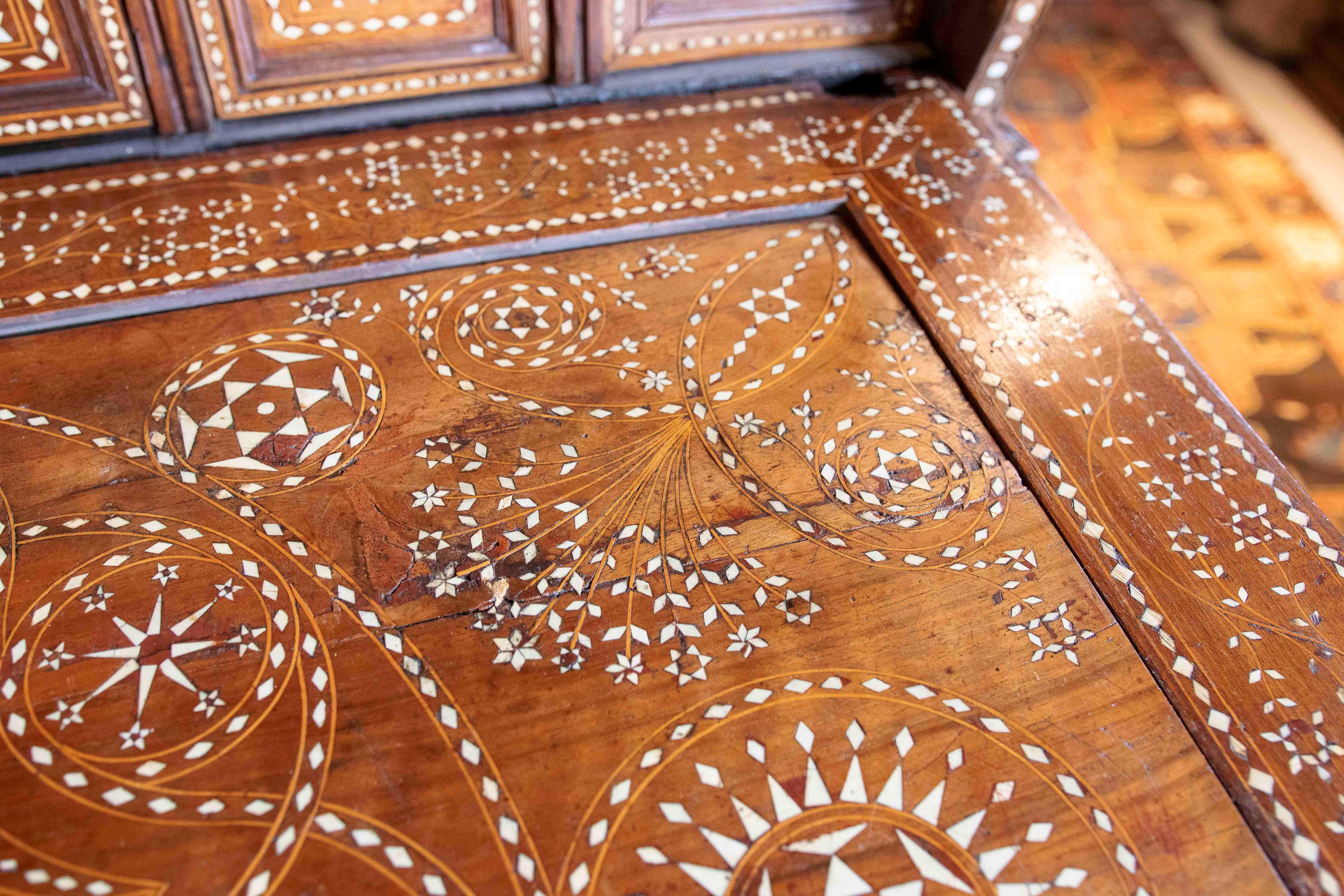 Armario antiguo de 1850 con incrustaciones de hueso y detalles artesanales en venta 13