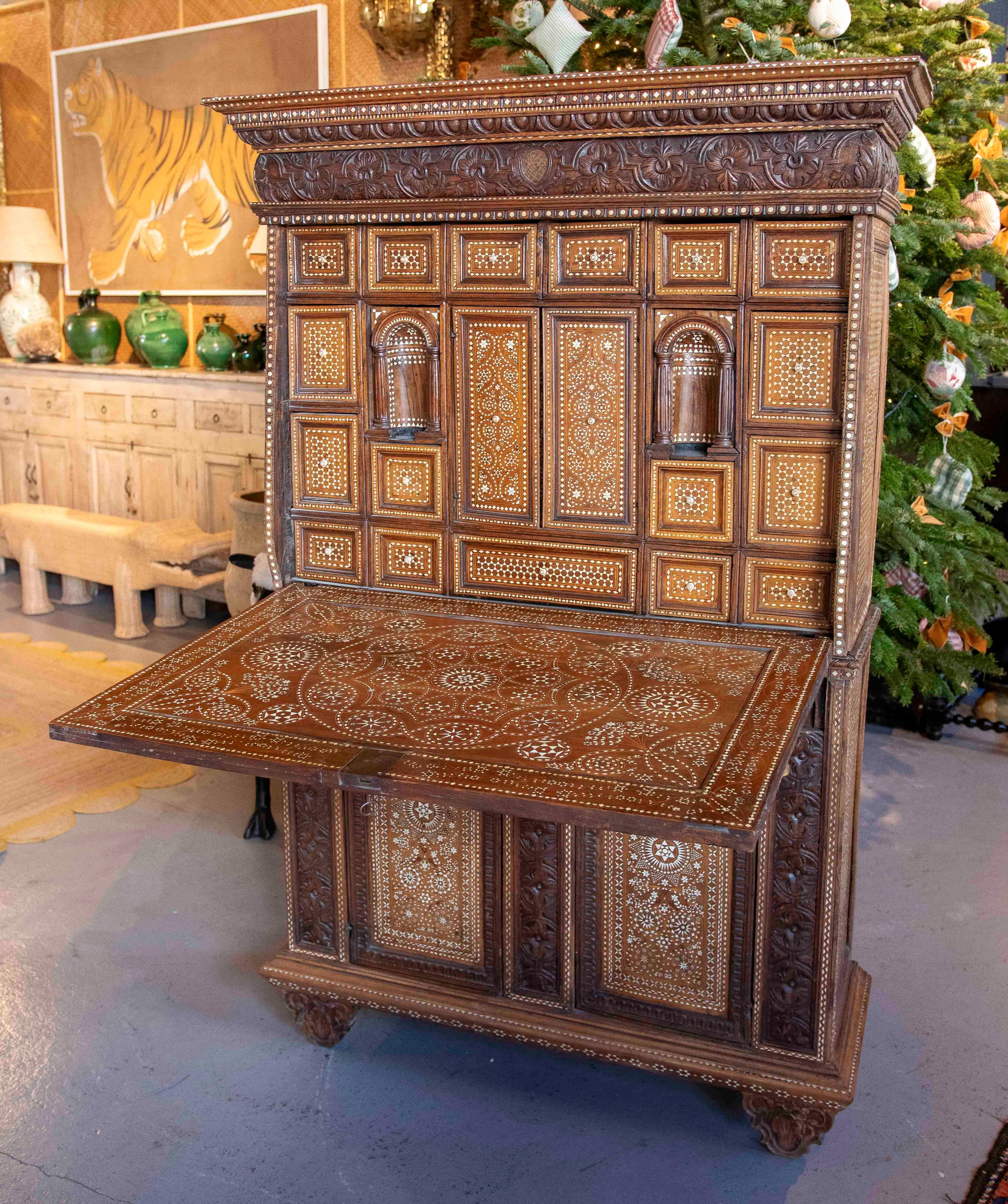 Armario antiguo de 1850 con incrustaciones de hueso y detalles artesanales Italiano en venta