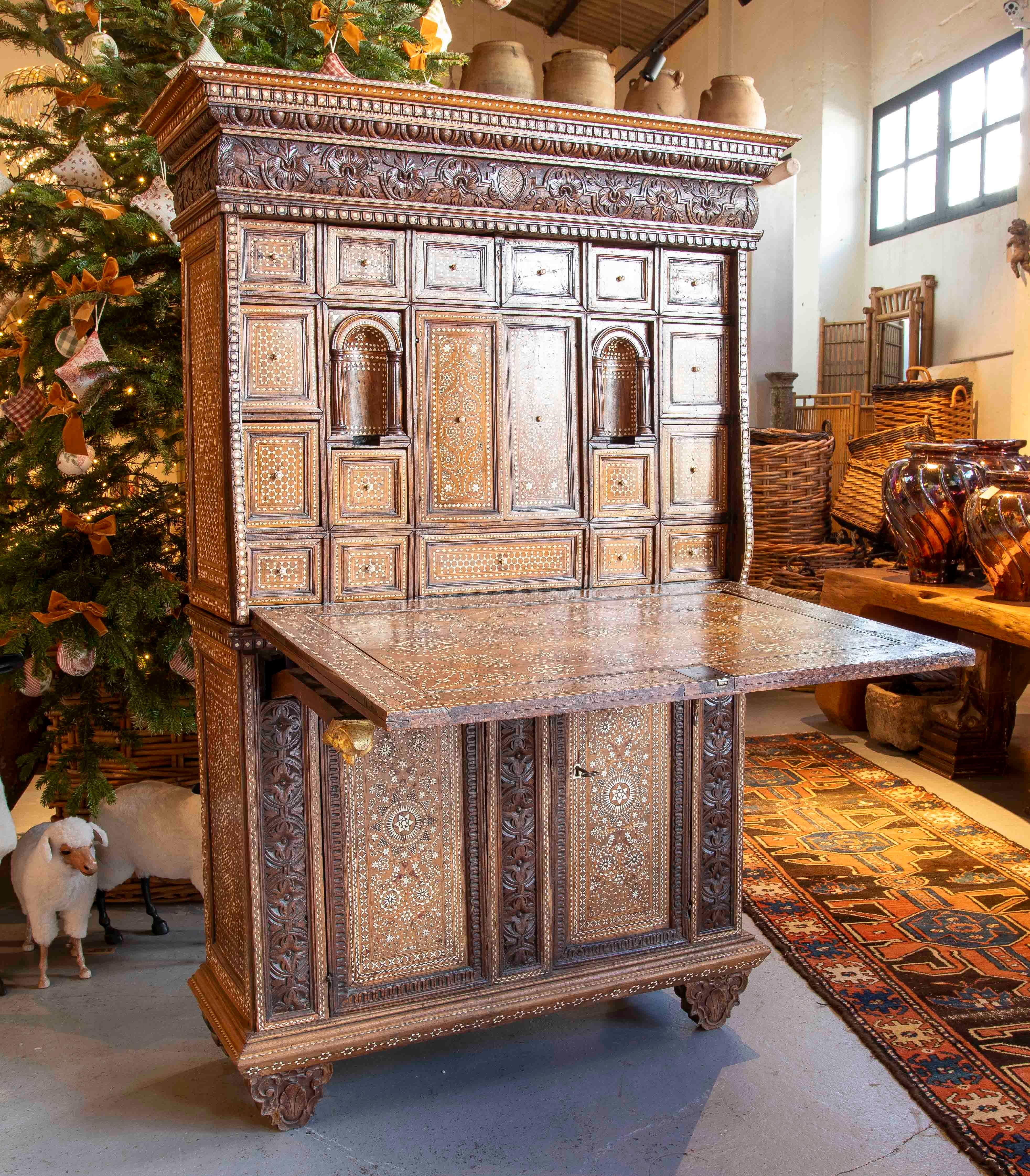 Armario antiguo de 1850 con incrustaciones de hueso y detalles artesanales Tallado a mano en venta
