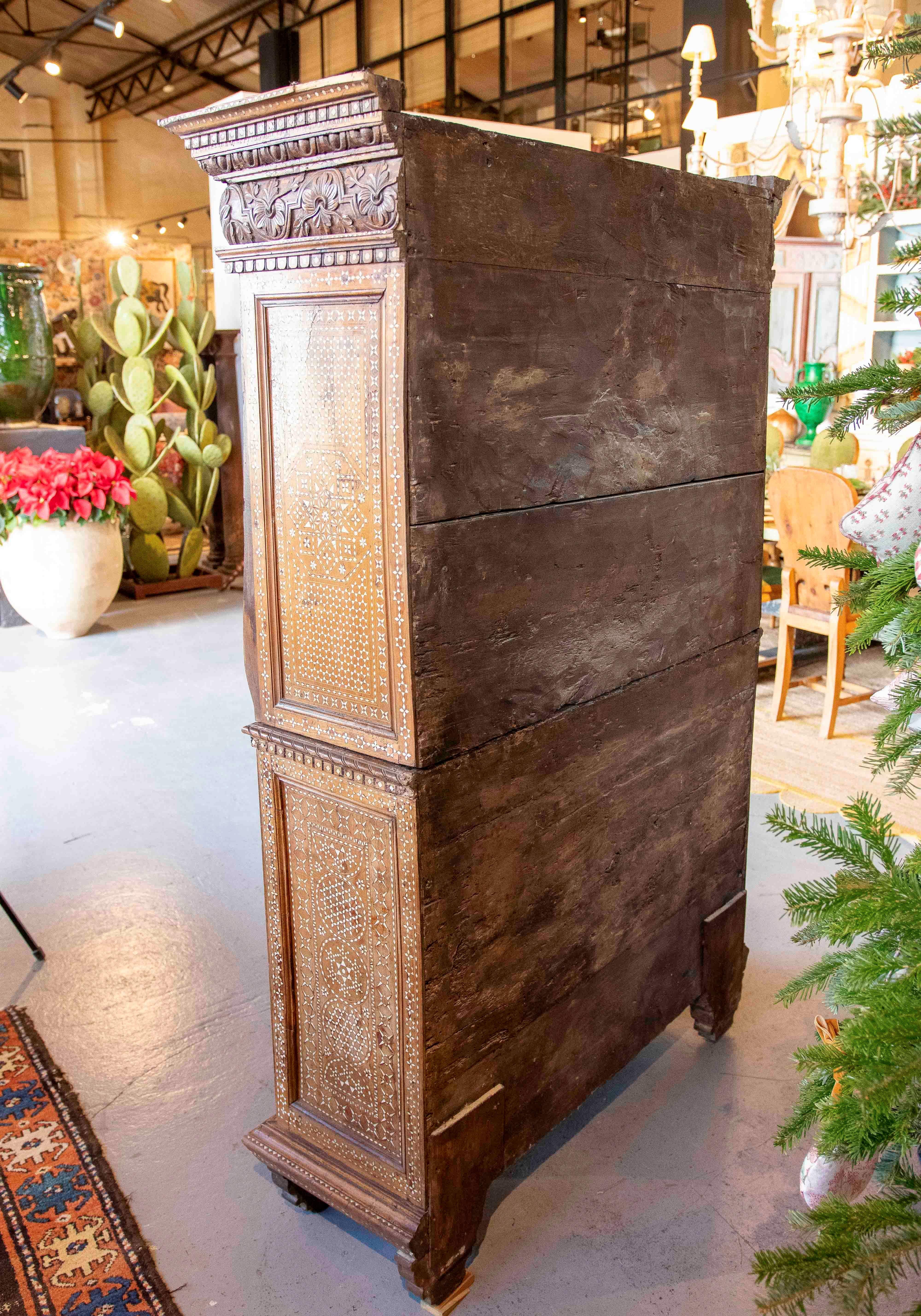 Armario antiguo de 1850 con incrustaciones de hueso y detalles artesanales en Bueno estado para la venta en Marbella, ES