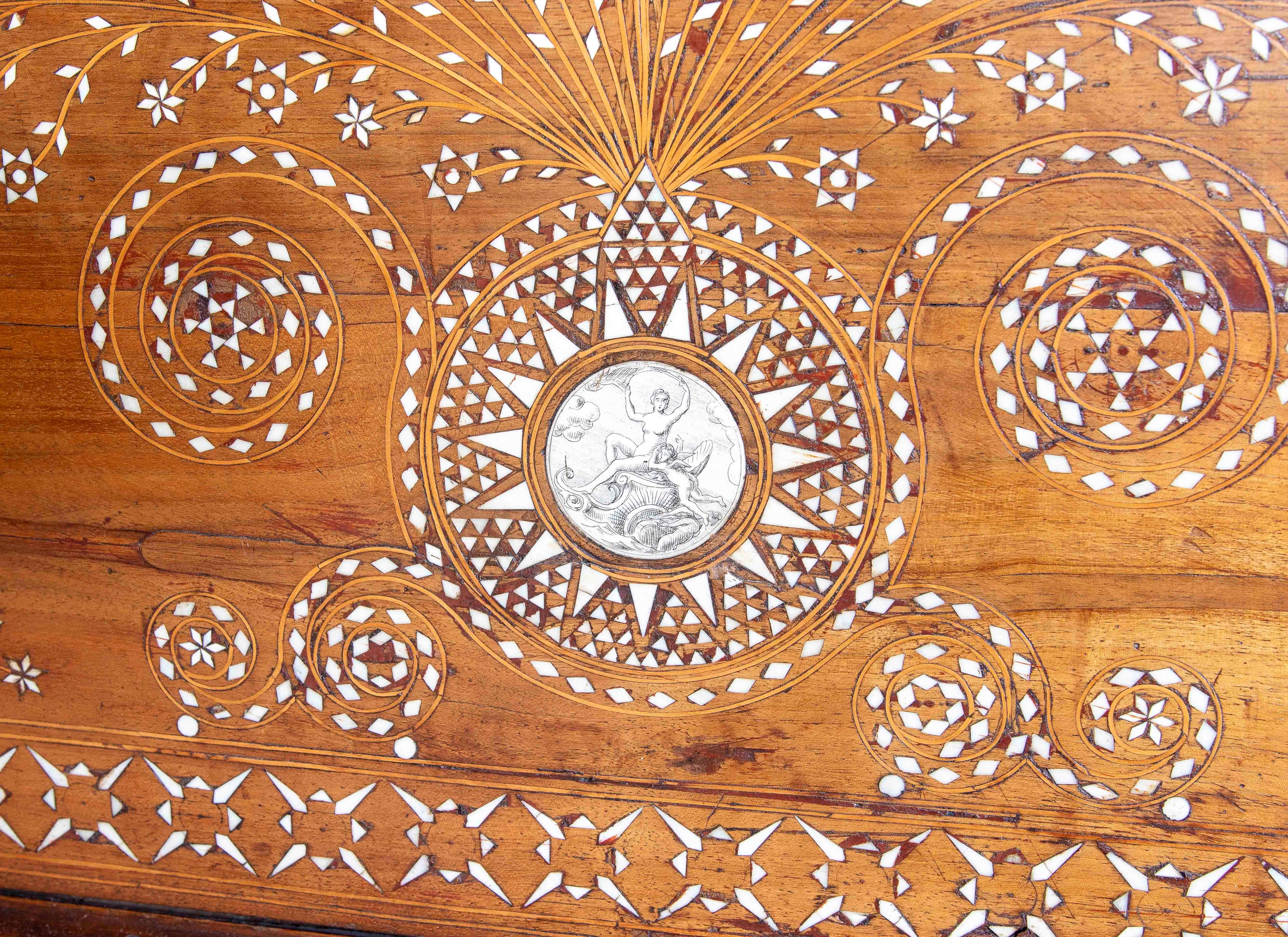 Armario antiguo de 1850 con incrustaciones de hueso y detalles artesanales siglo XIX en venta