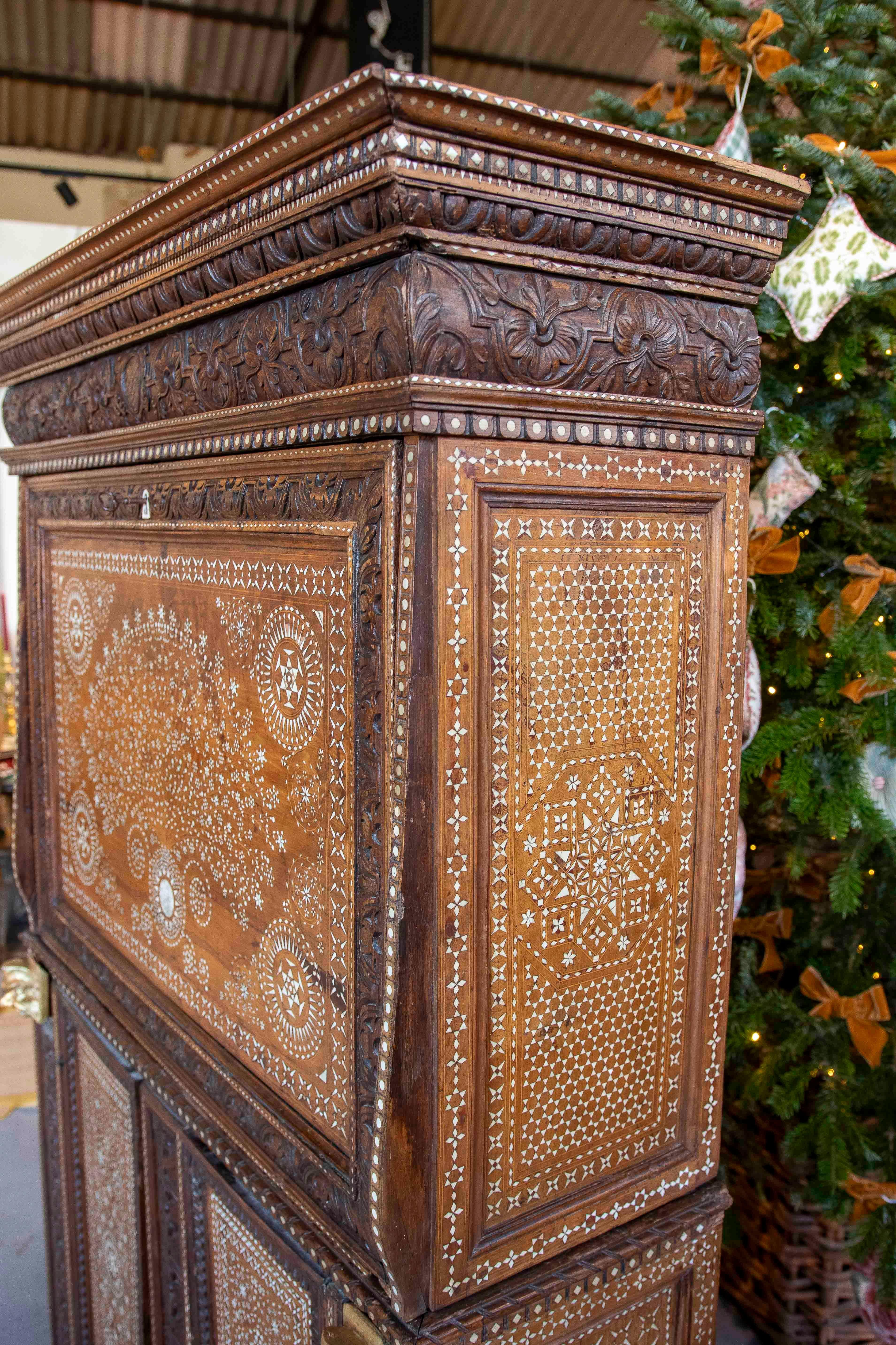 Armario antiguo de 1850 con incrustaciones de hueso y detalles artesanales en venta 1