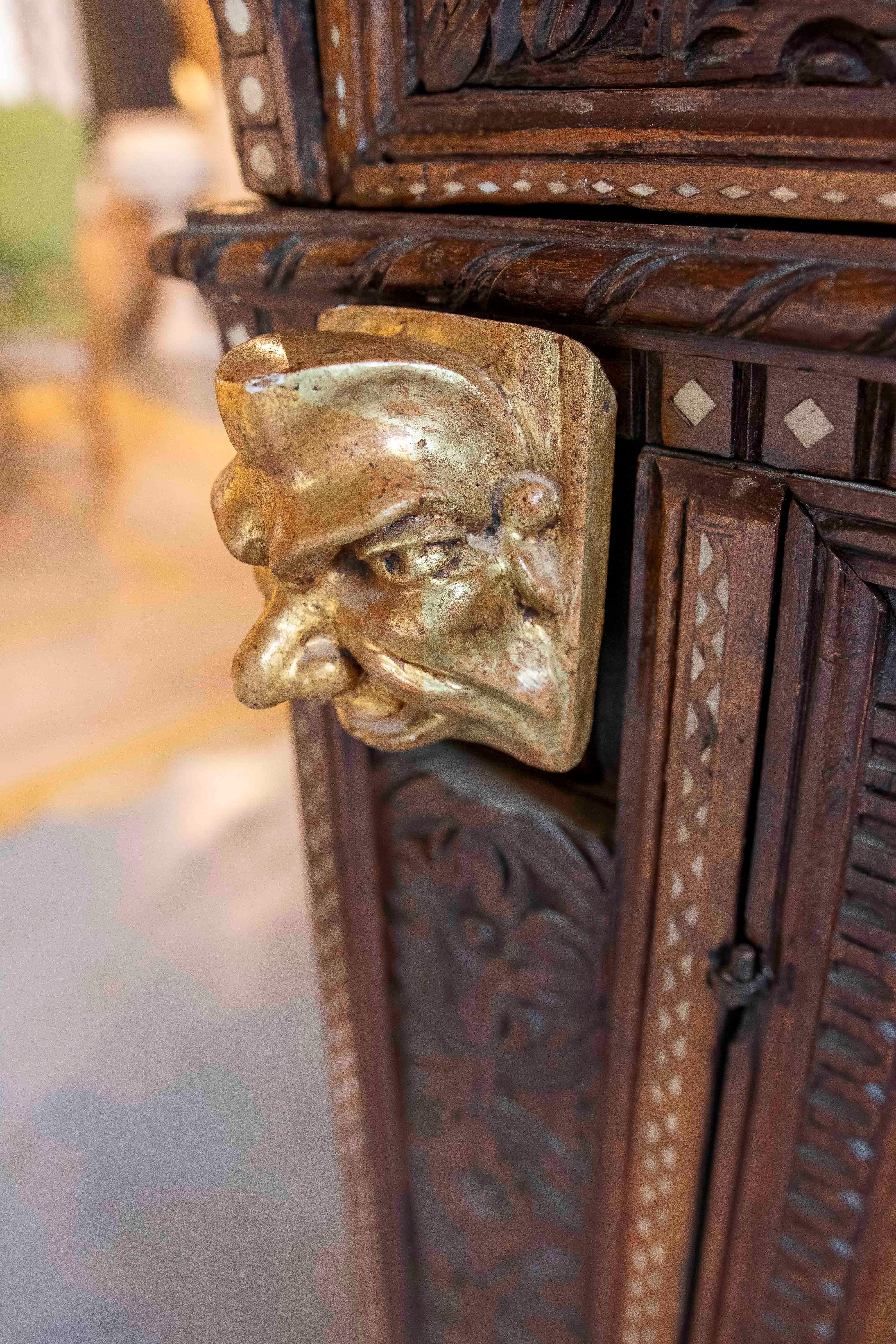 Armario antiguo de 1850 con incrustaciones de hueso y detalles artesanales en venta 2