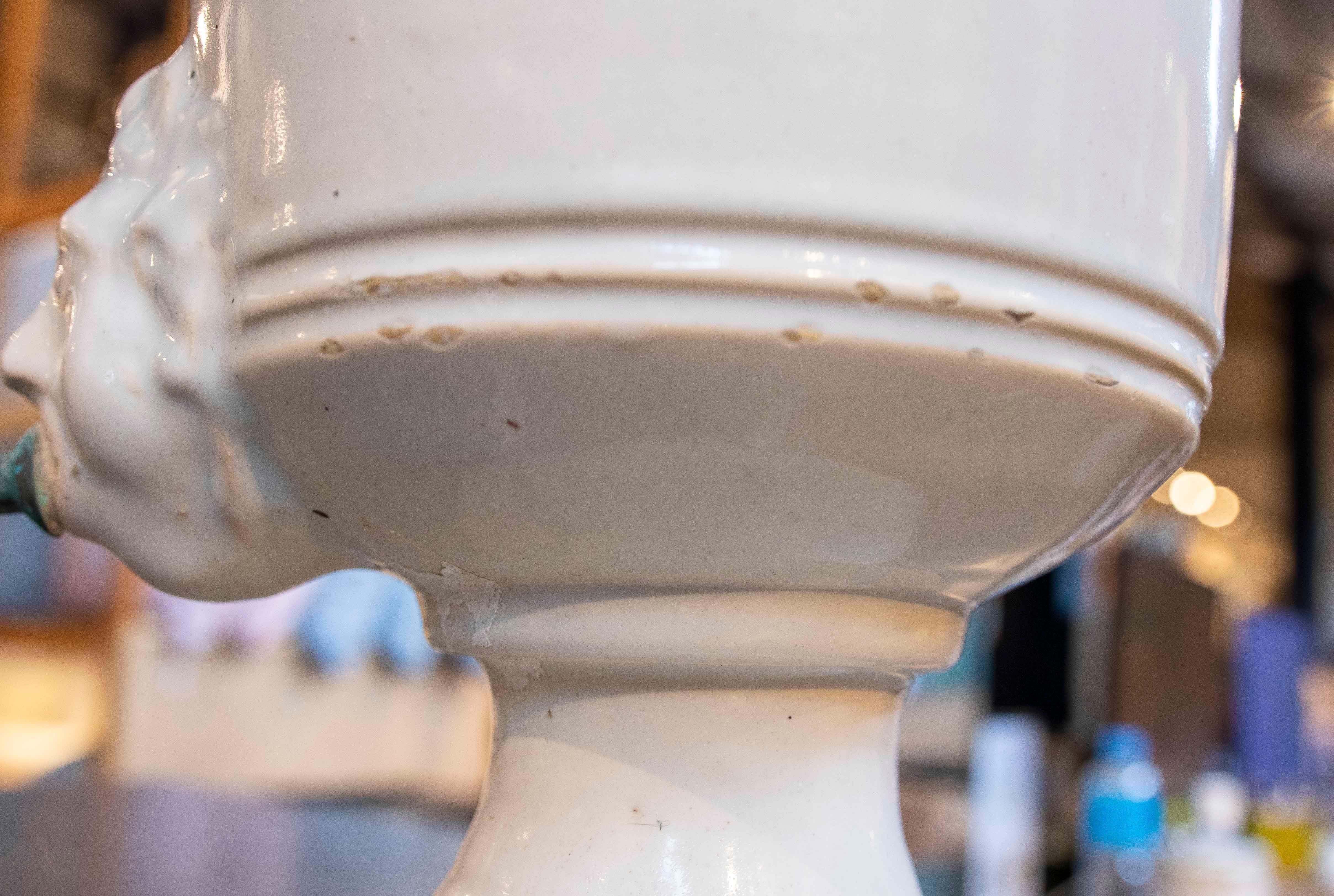 Antica brocca in ceramica smaltata del 1850 con un volto sul beccuccio 4