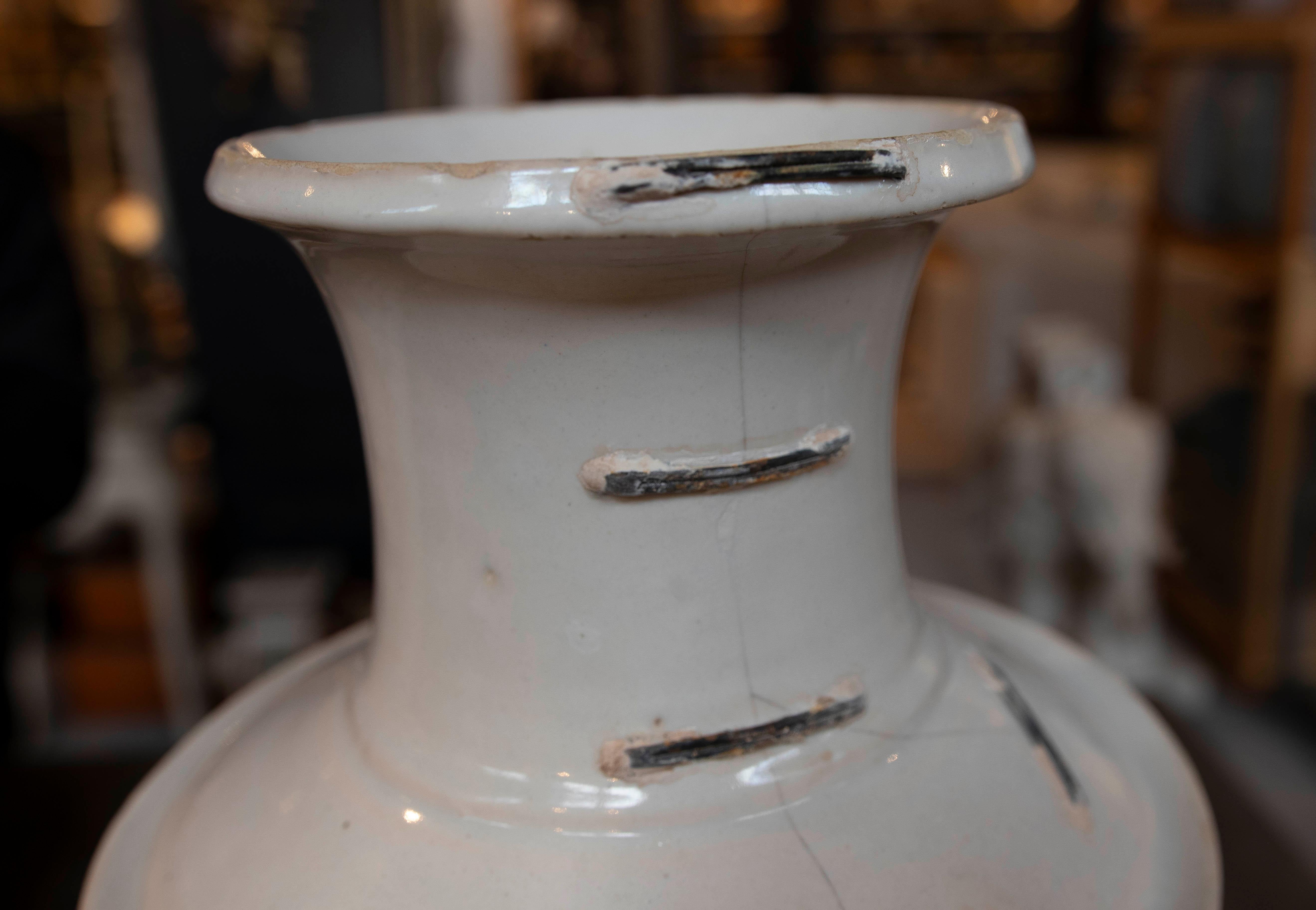 Aiguière ancienne émaillée des années 1850 avec un visage sur le bec en vente 4