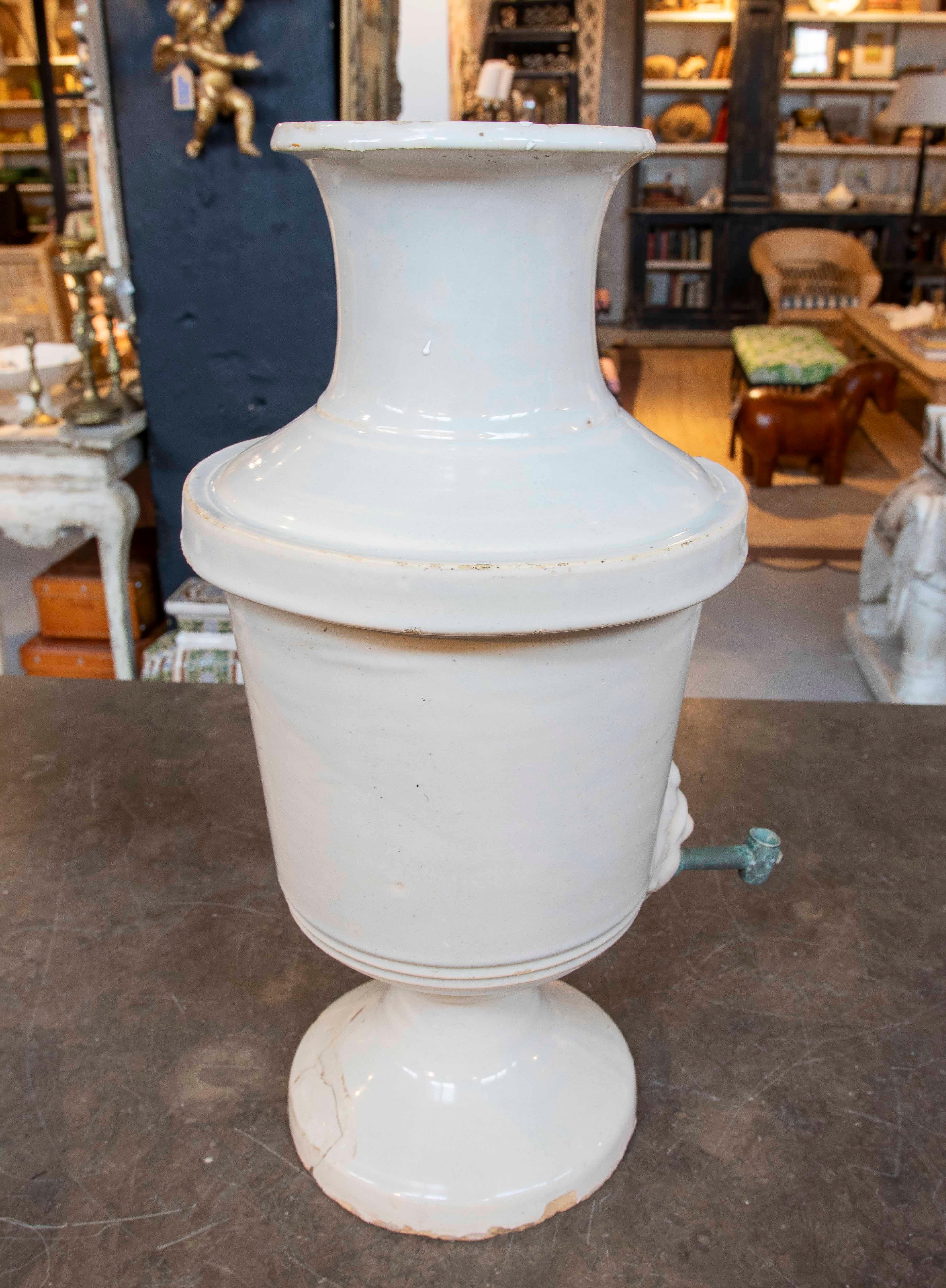 Spagnolo Antica brocca in ceramica smaltata del 1850 con un volto sul beccuccio