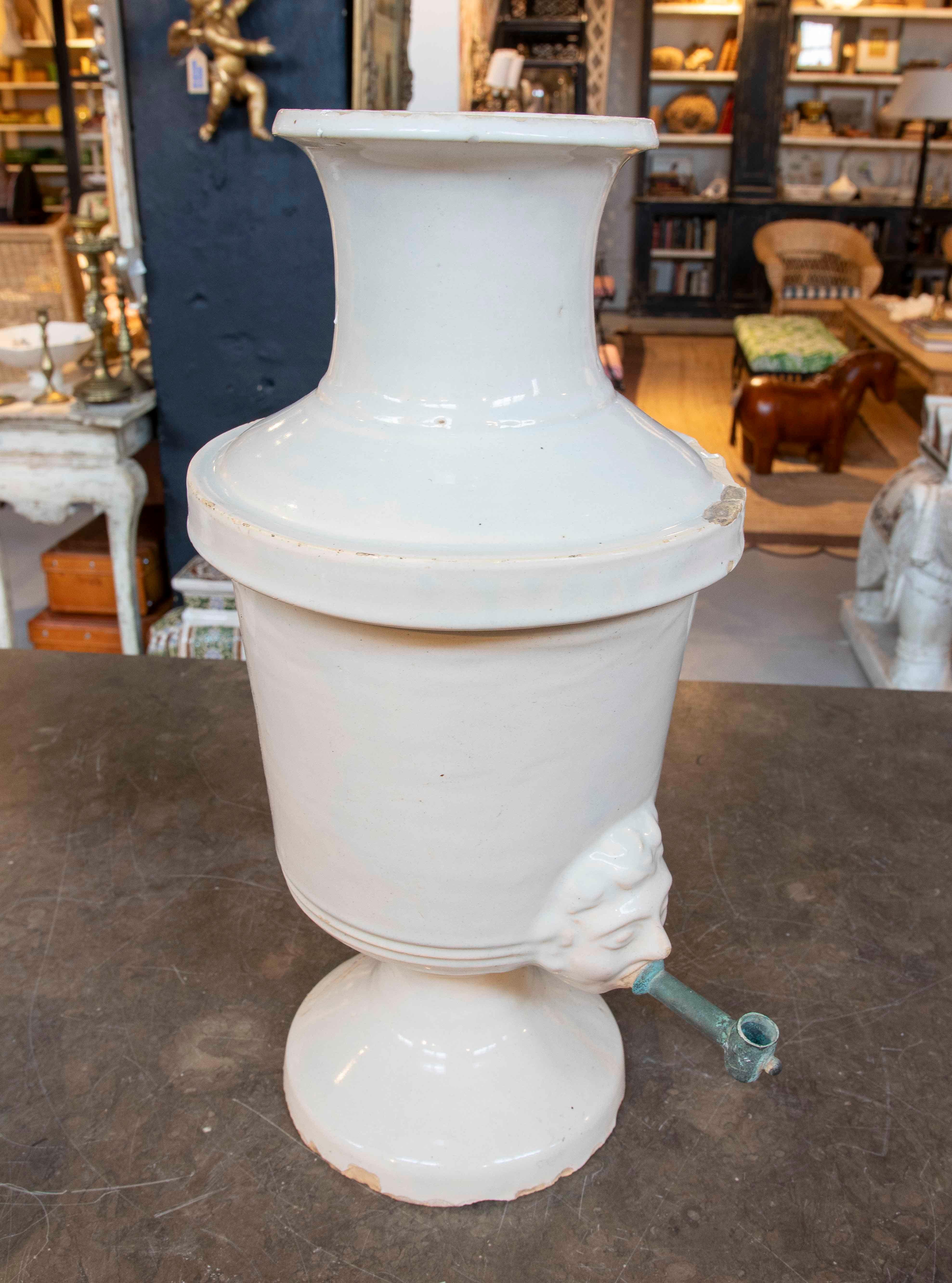 Smaltato Antica brocca in ceramica smaltata del 1850 con un volto sul beccuccio