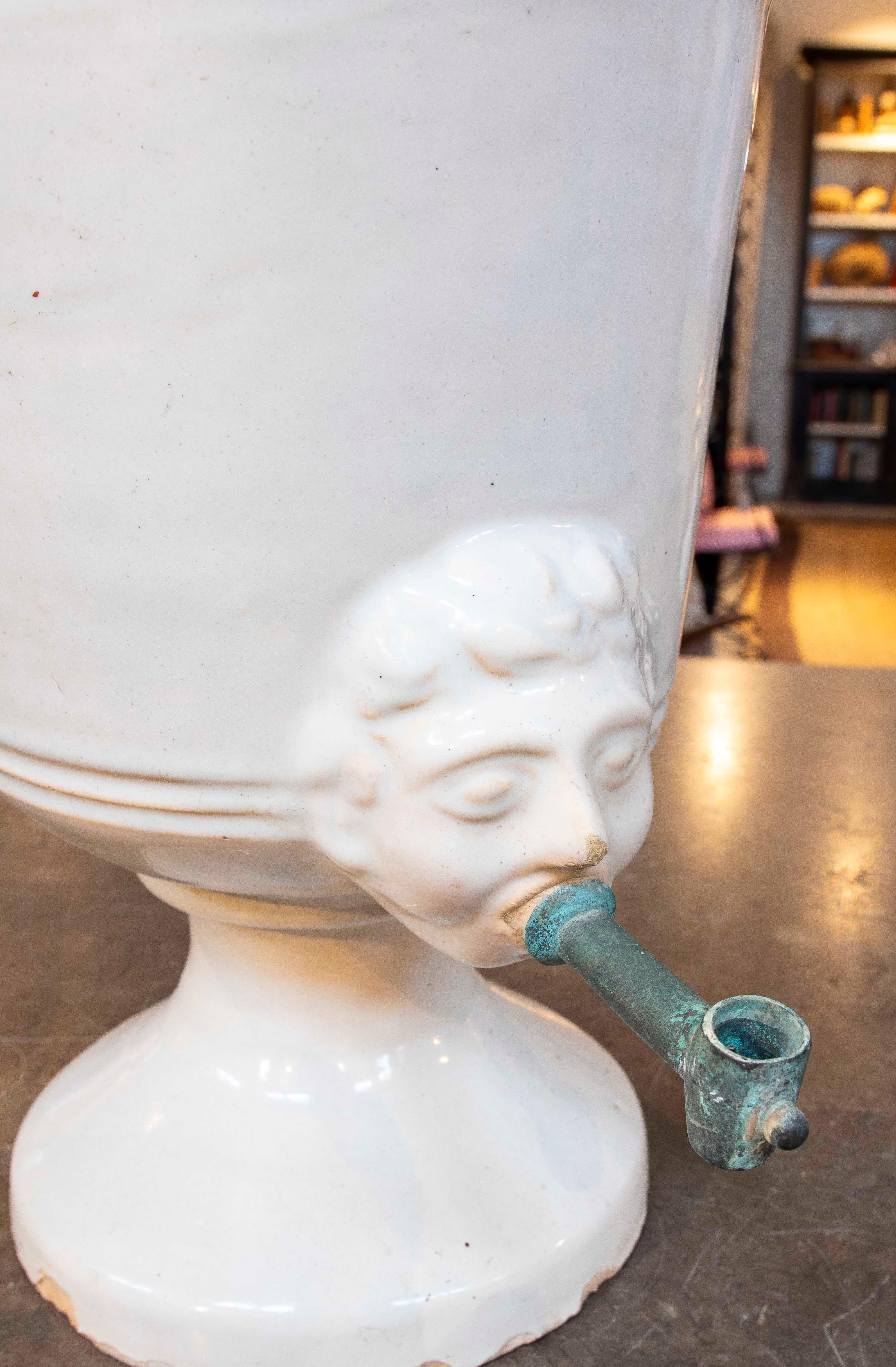 Antica brocca in ceramica smaltata del 1850 con un volto sul beccuccio In condizioni buone a Marbella, ES