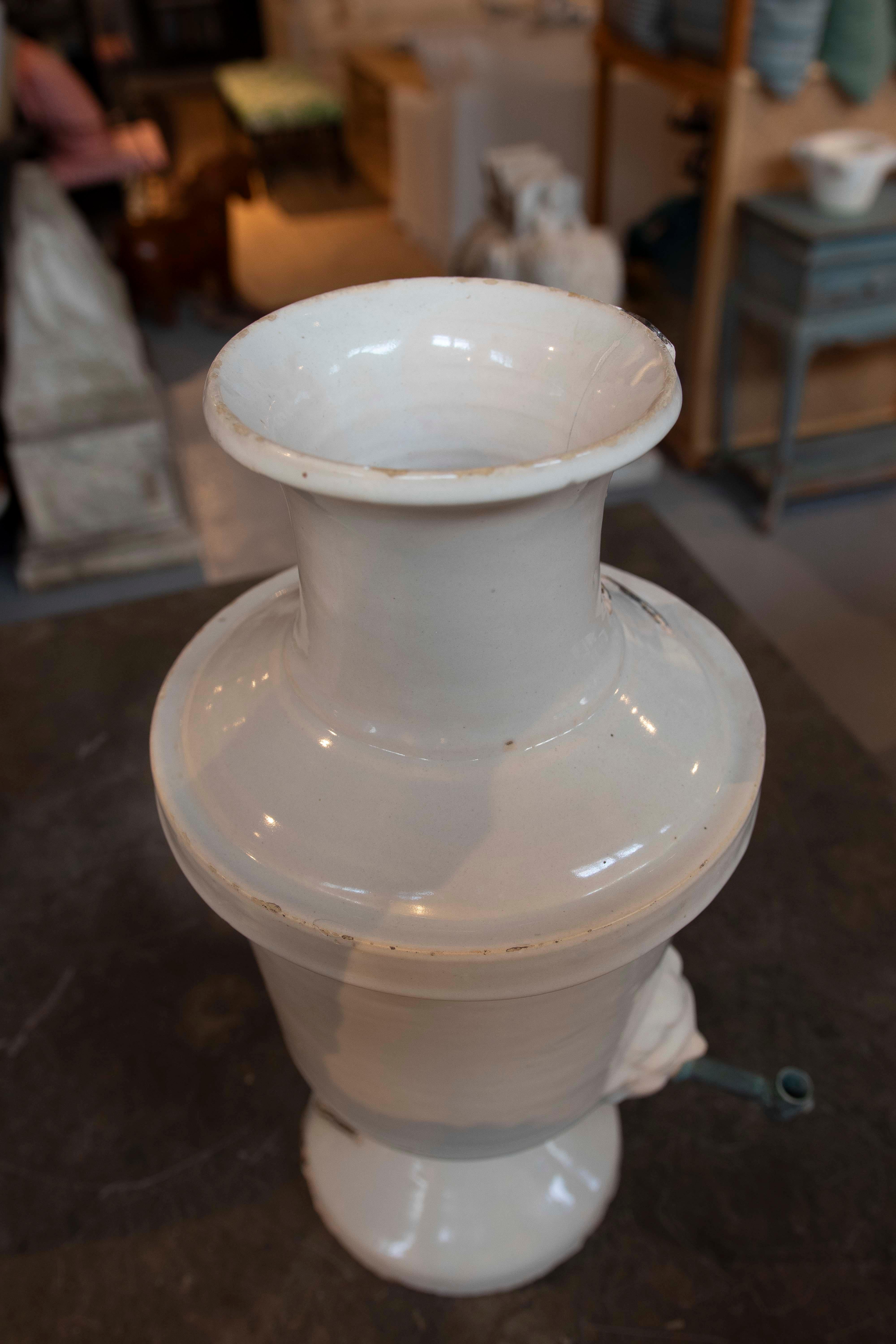 Aiguière ancienne émaillée des années 1850 avec un visage sur le bec en vente 1