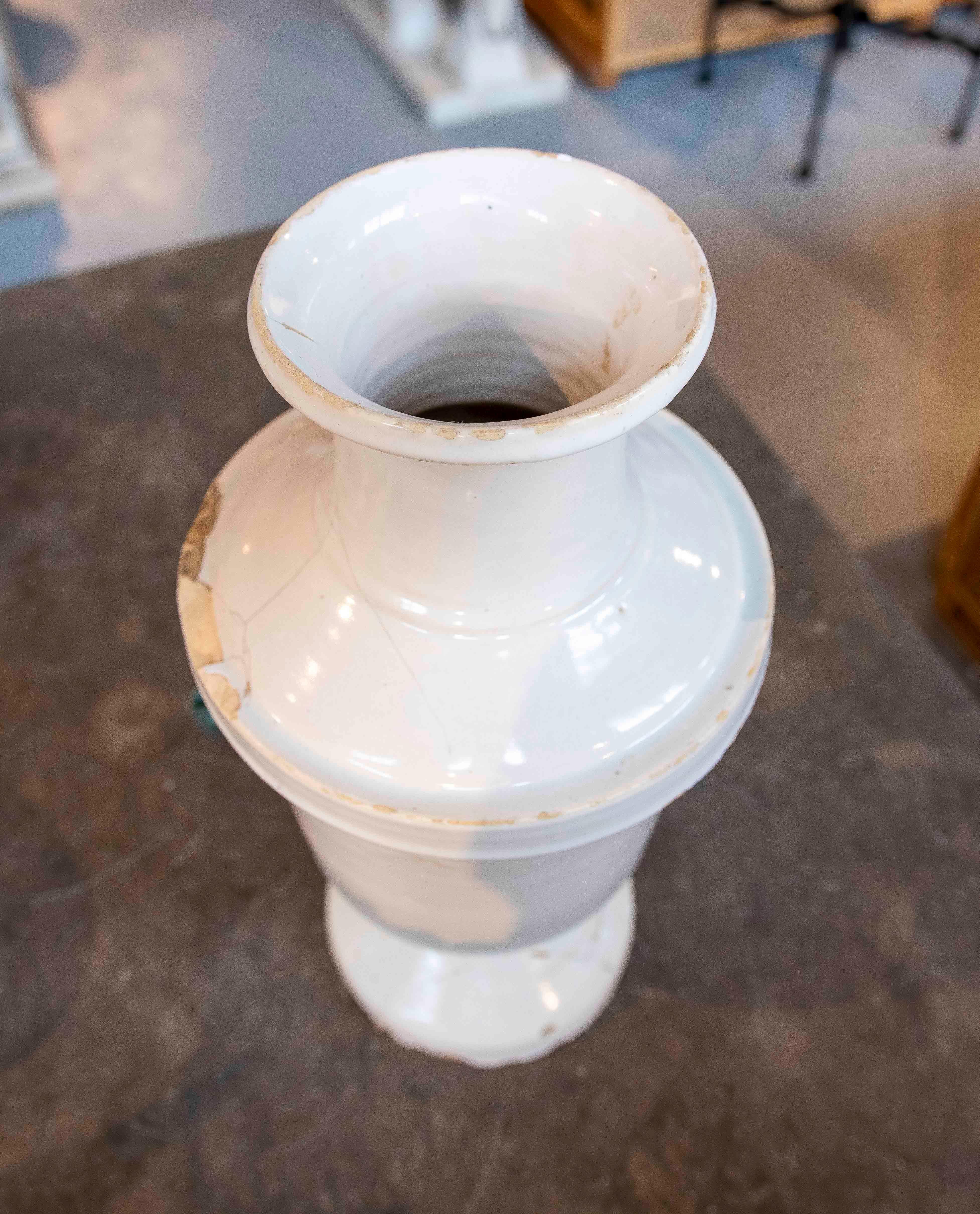 Antica brocca in ceramica smaltata del 1850 con un volto sul beccuccio 2