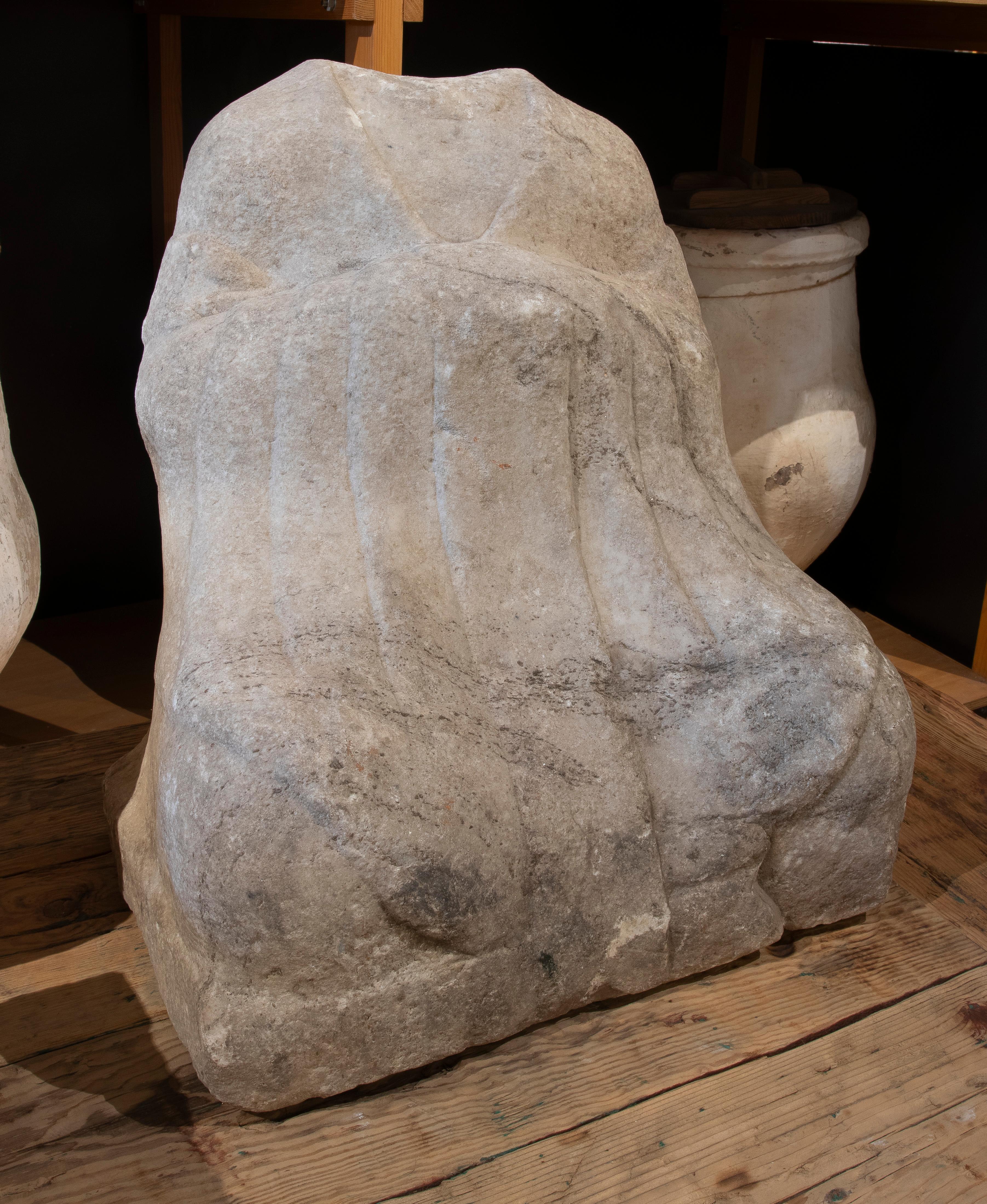 Impressionnant fragment de sculpture en marbre représentant le torse d'un Bouddha, probablement d'origine asiatique et datant des XVIIIe et XIXe siècles. La figure, bien qu'incomplète, conserve l'essence spirituelle du Bouddha assis, avec des