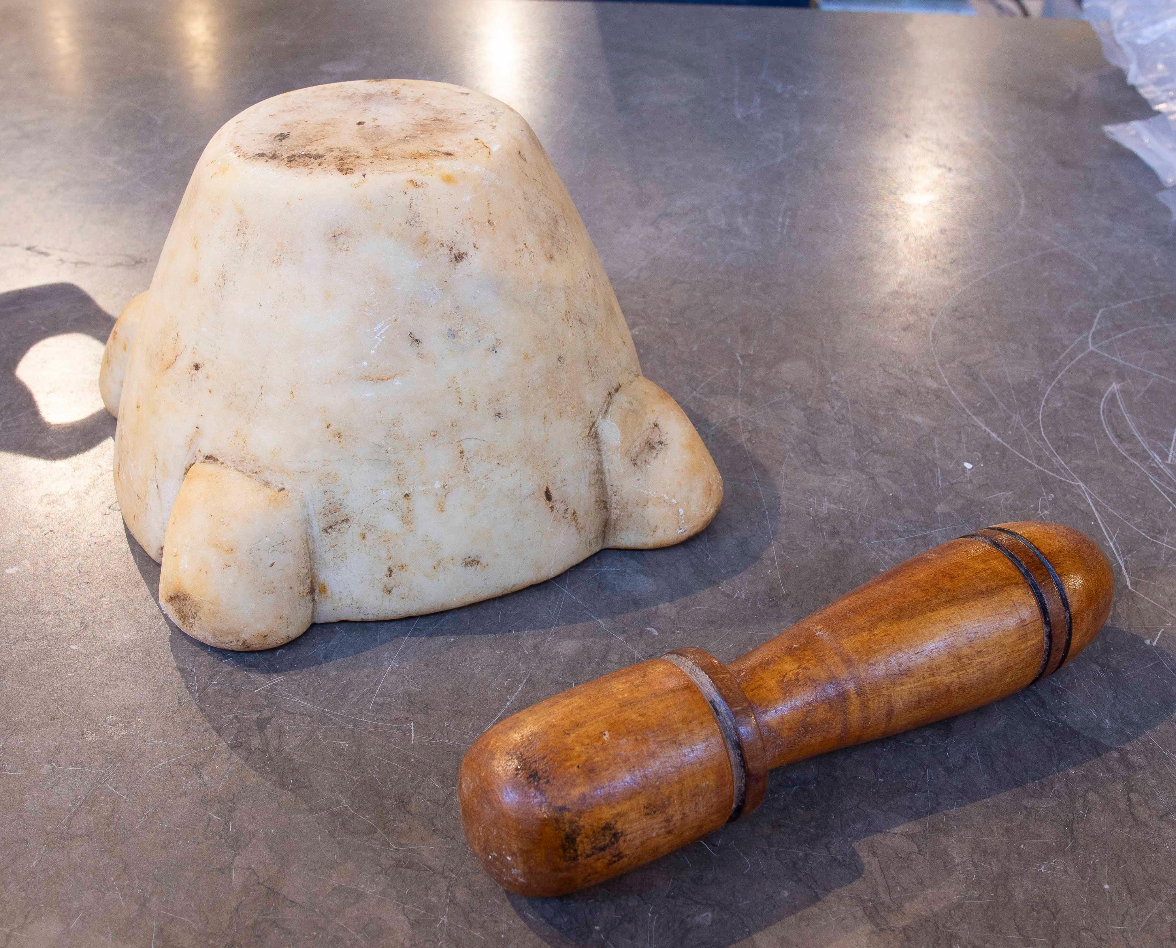 Mortaio antico in marmo con pestello in legno tornito del 1850 in vendita 4