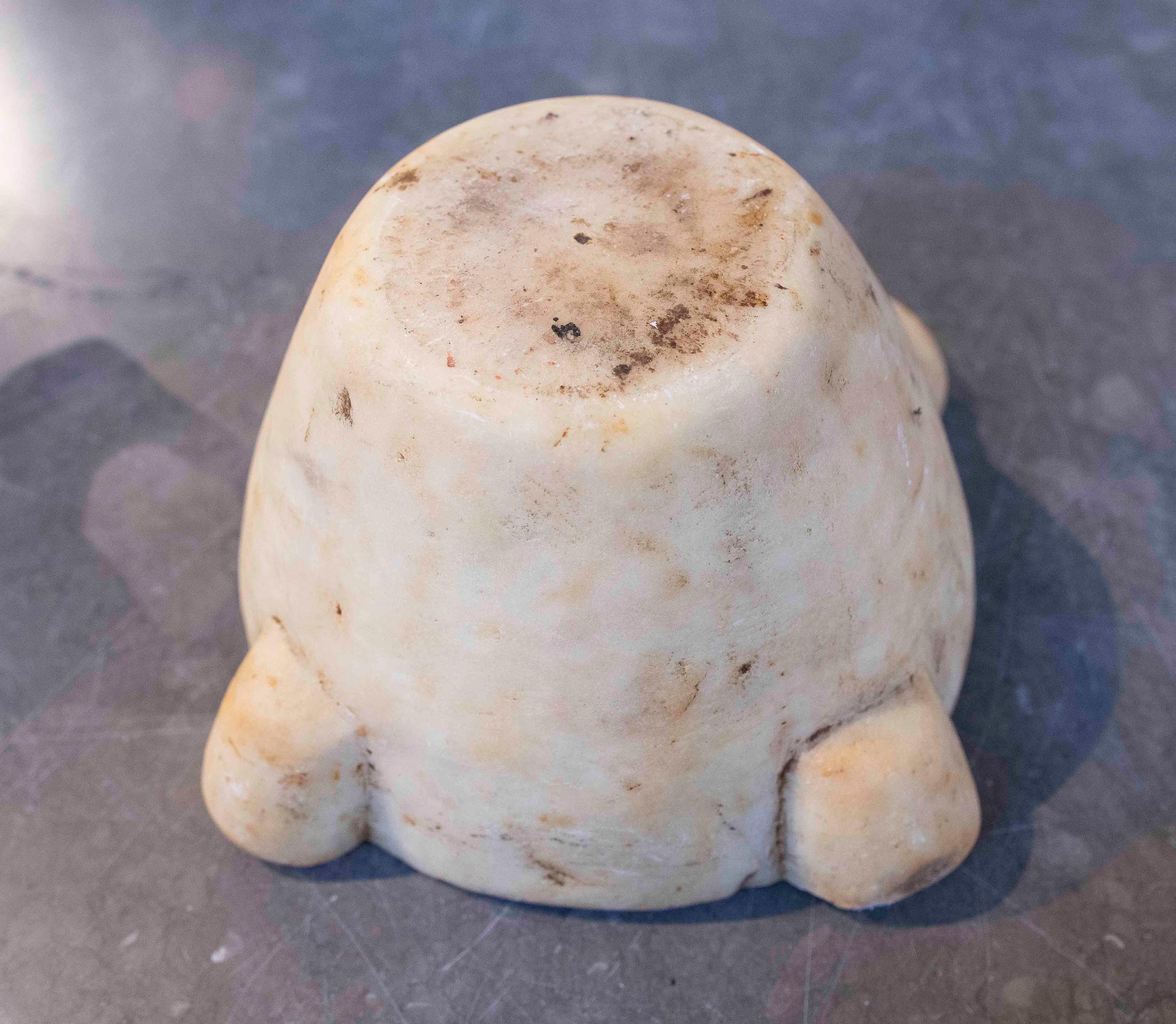 Mortaio antico in marmo con pestello in legno tornito del 1850 in vendita 7