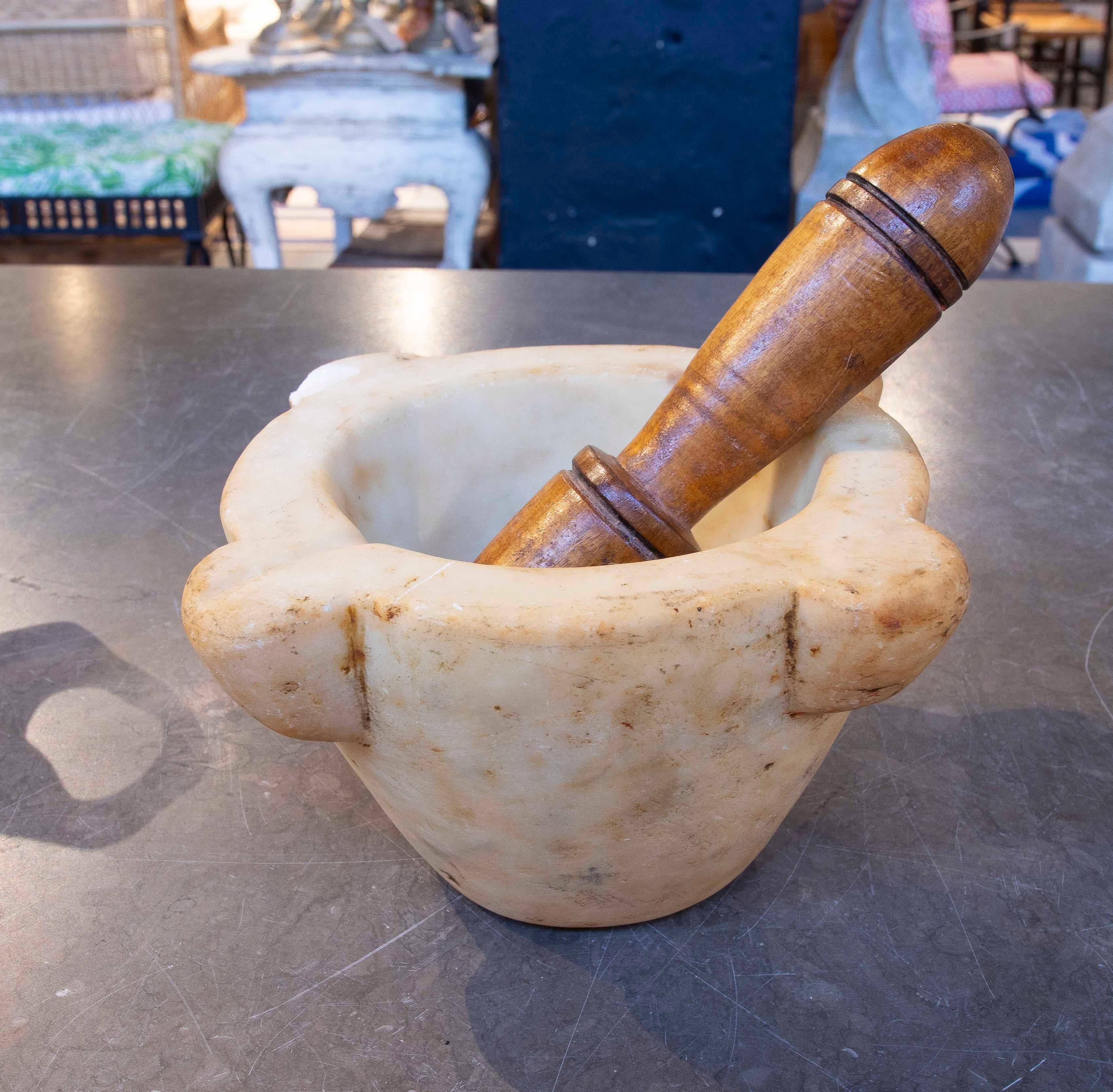 Mortaio antico in marmo con pestello in legno tornito del 1850 In condizioni buone in vendita a Marbella, ES