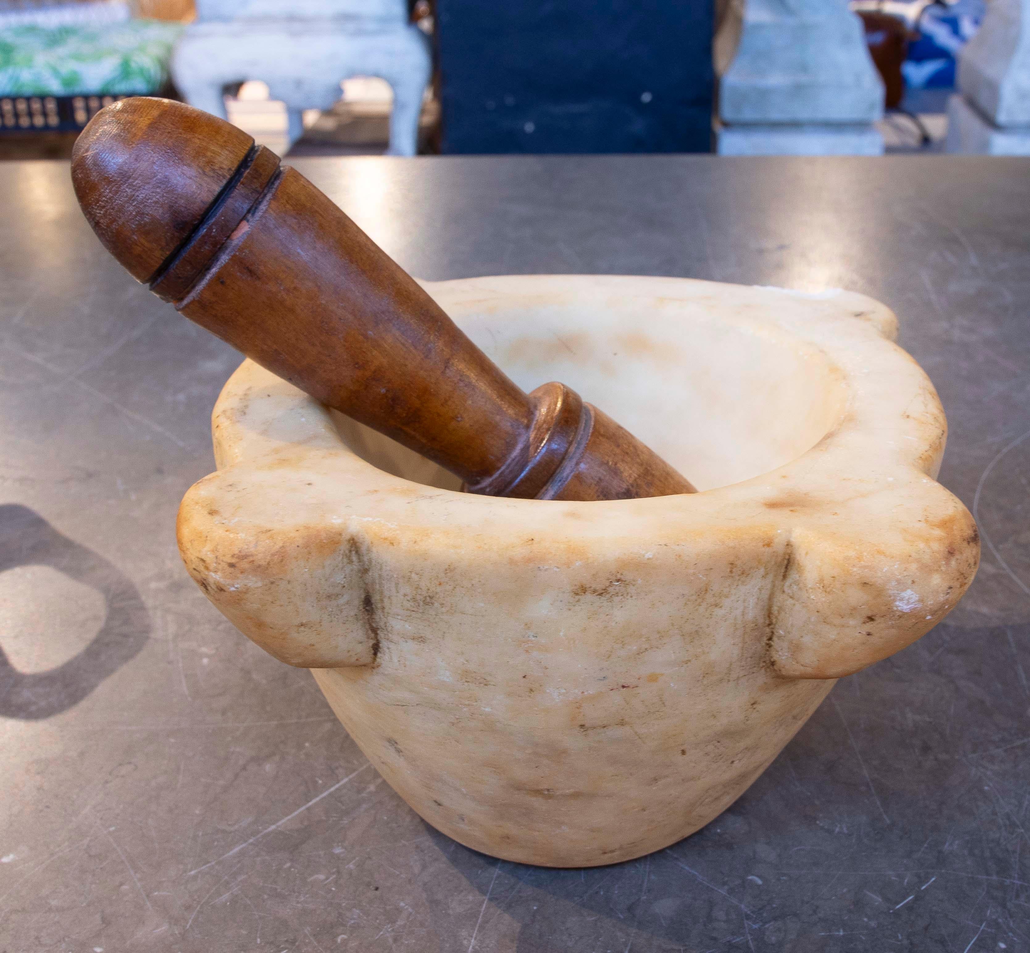 Marmo Mortaio antico in marmo con pestello in legno tornito del 1850 in vendita