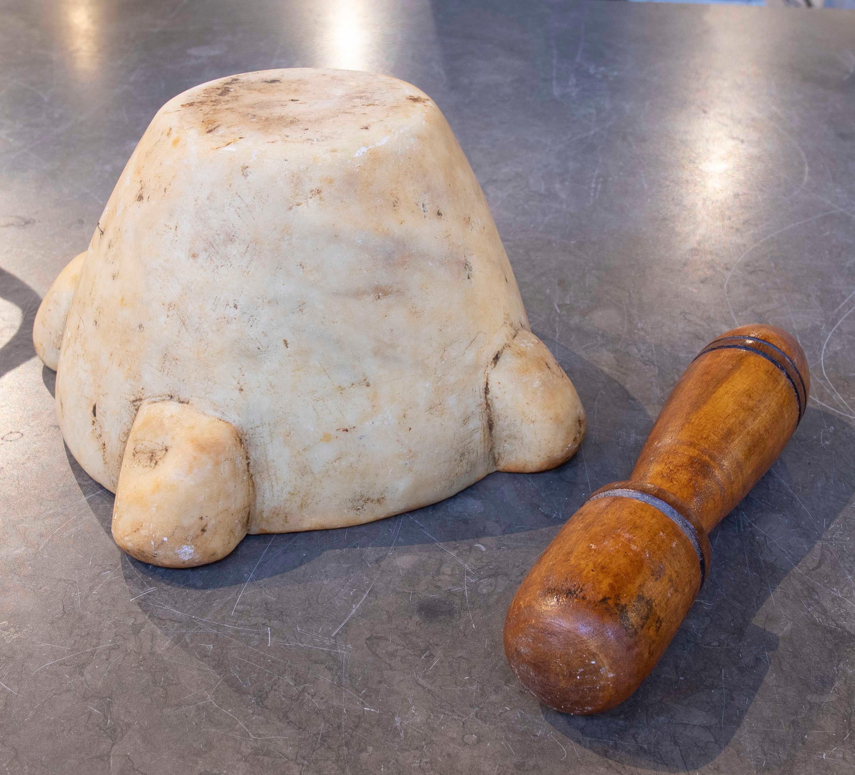 Mortaio antico in marmo con pestello in legno tornito del 1850 in vendita 3