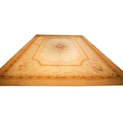 Tappeto Aubusson francese del 1850, capolavoro antico con medaglione floreale in campo beige