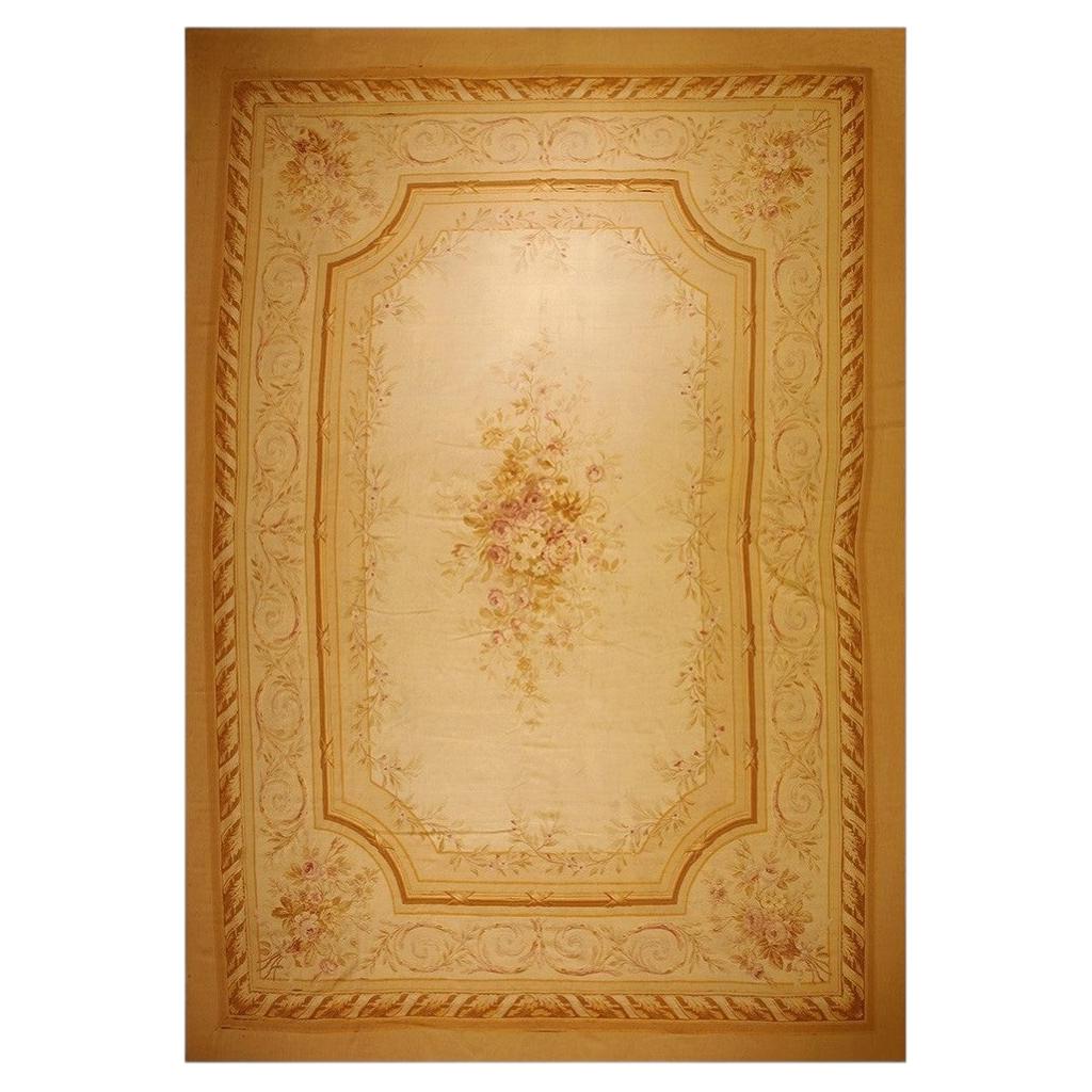 Tapis français d'Aubusson, chef-d'œuvre ancien, à motifs floraux sur fond beige, tissé en médaillons