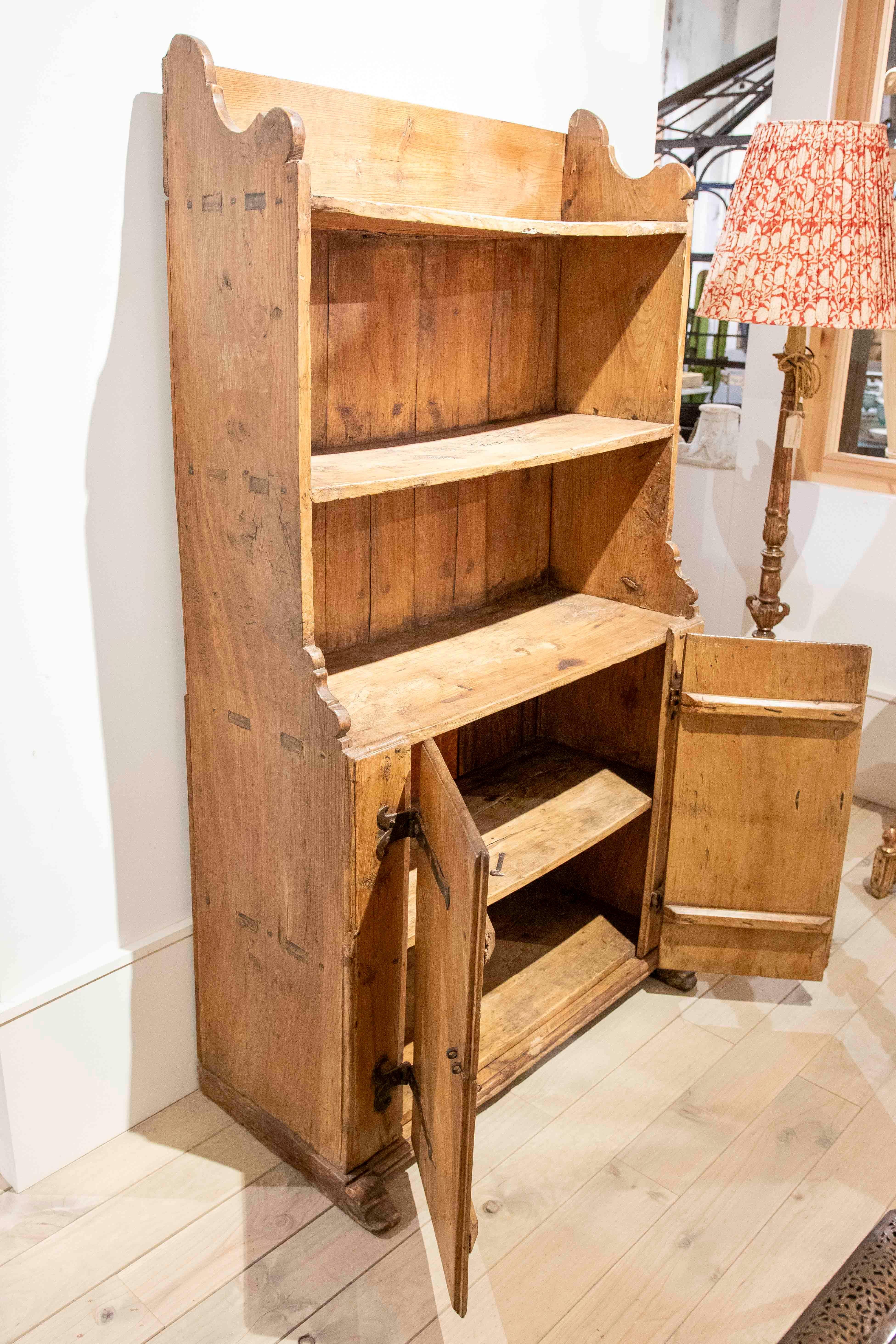 Armoire rustique ancienne des années 1850 avec quincaillerie en fer forgé en vente 6