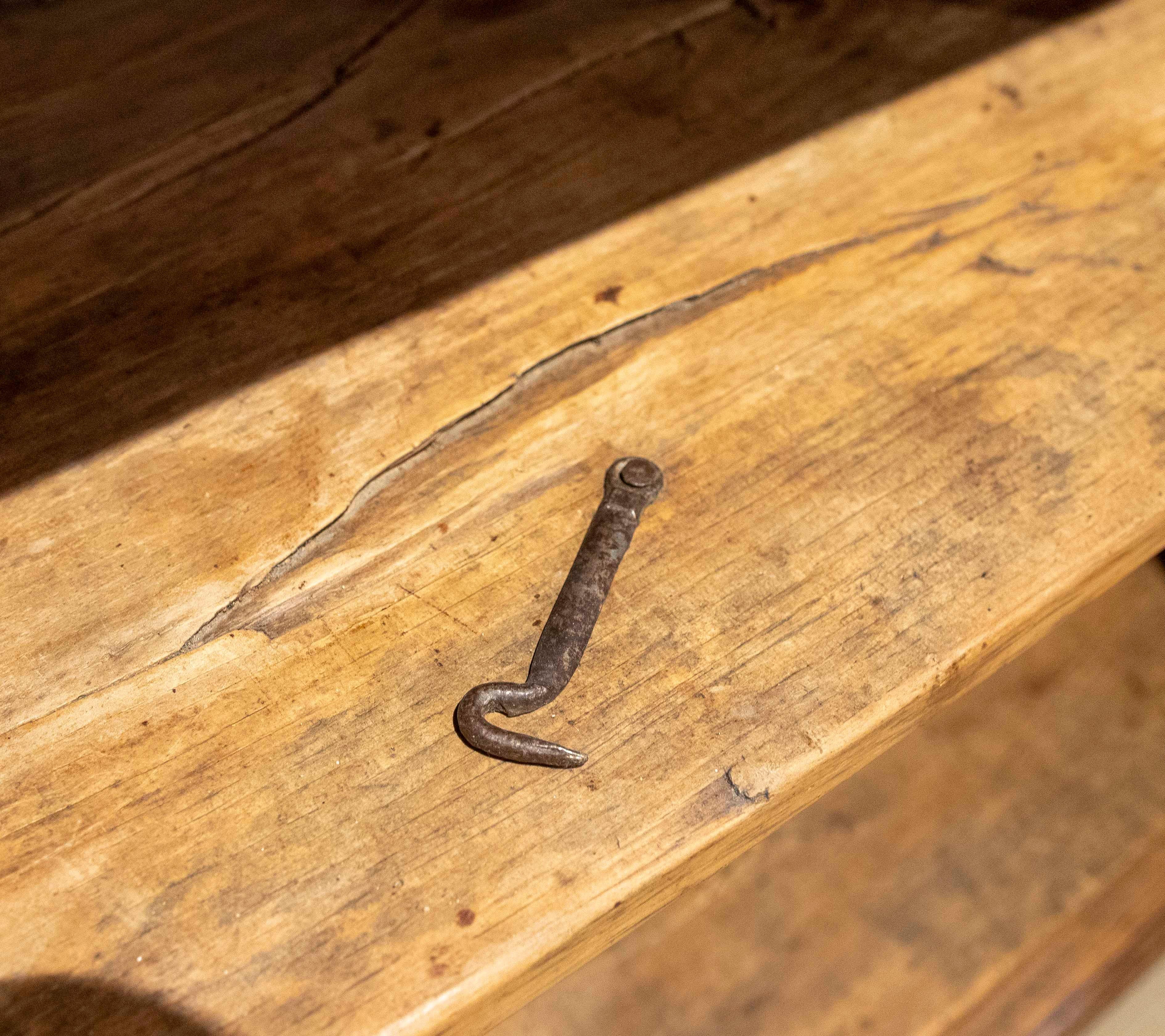 Armoire rustique ancienne des années 1850 avec quincaillerie en fer forgé en vente 7