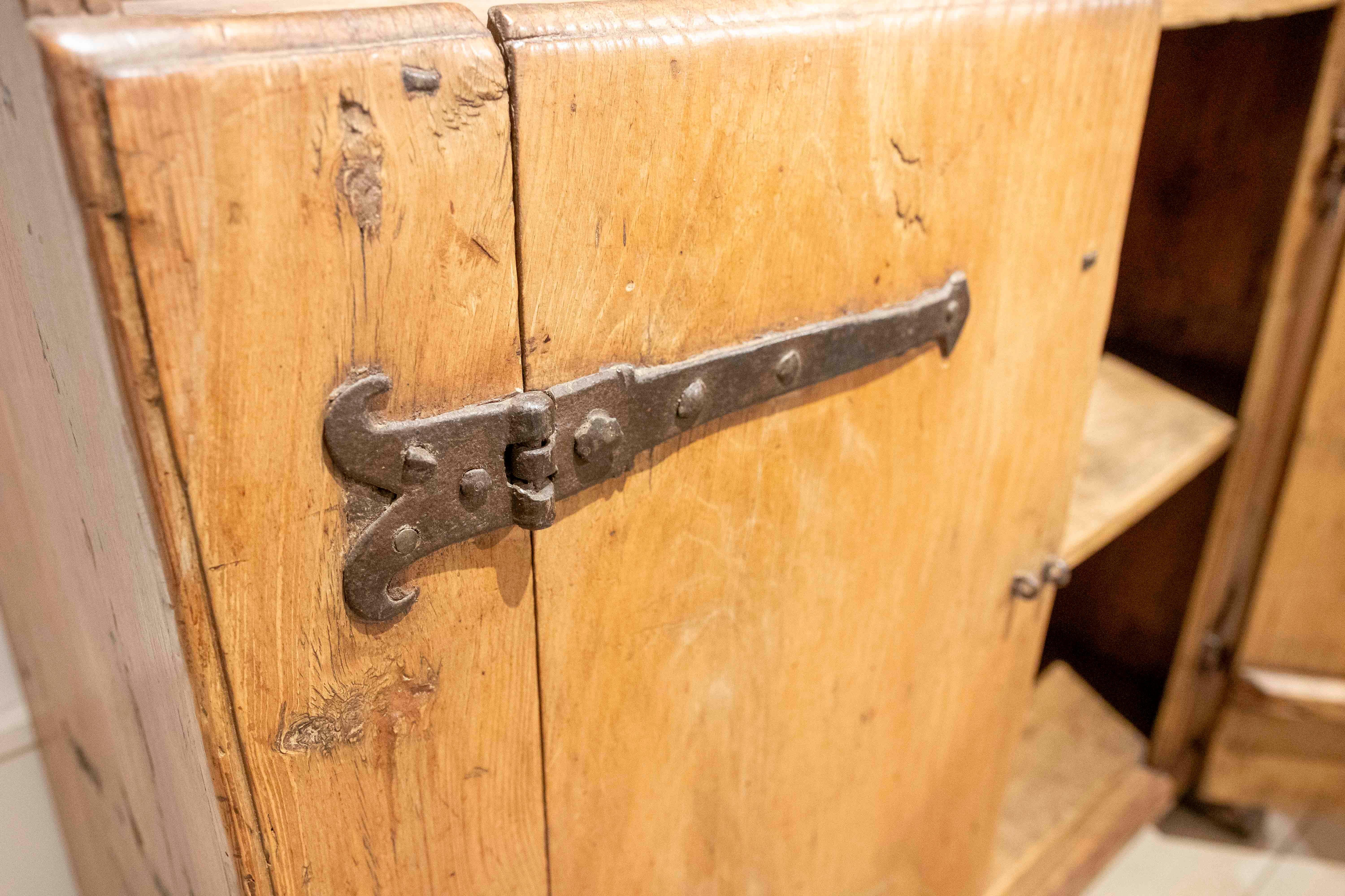 Armoire rustique ancienne des années 1850 avec quincaillerie en fer forgé en vente 8