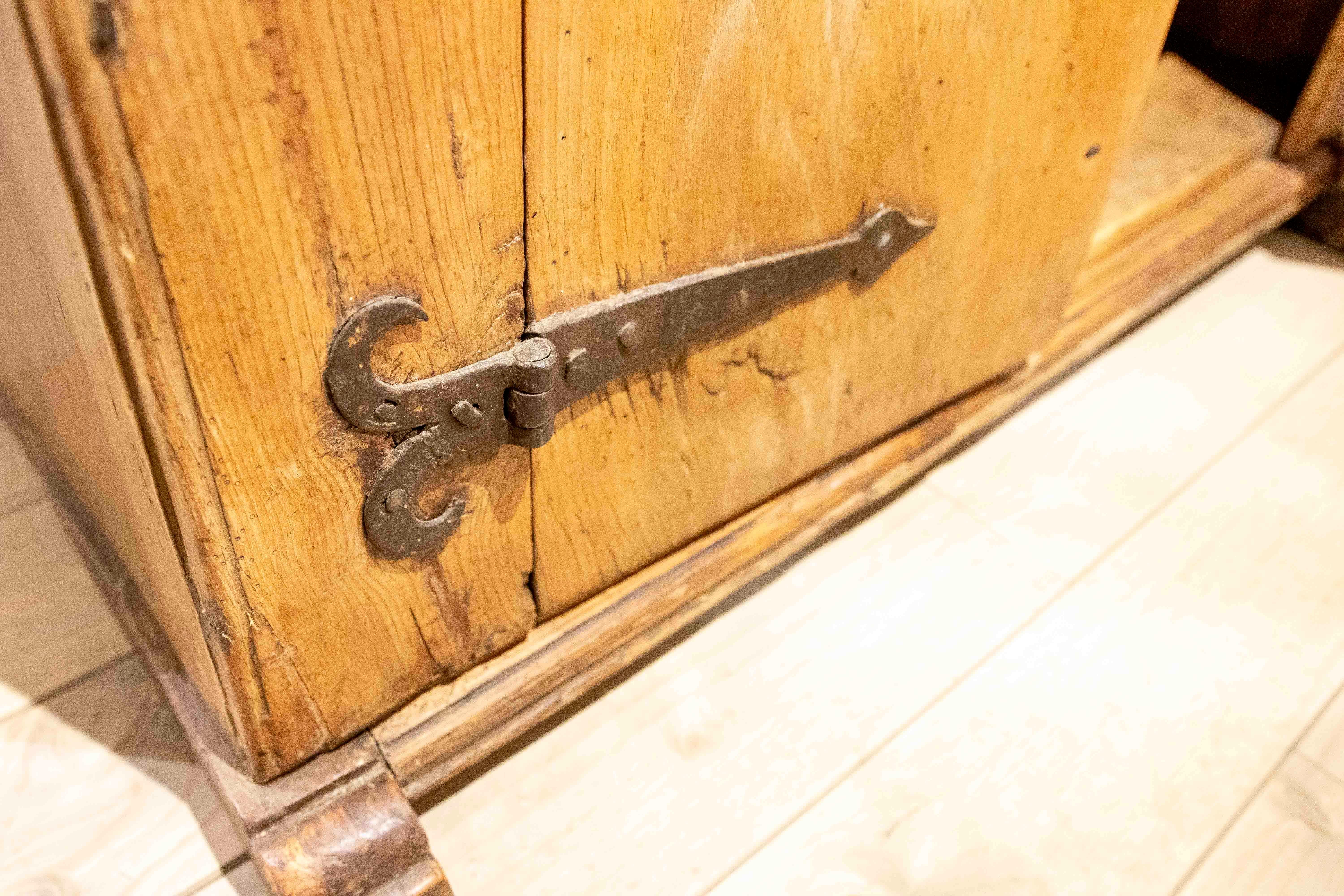 Armoire rustique ancienne des années 1850 avec quincaillerie en fer forgé en vente 9