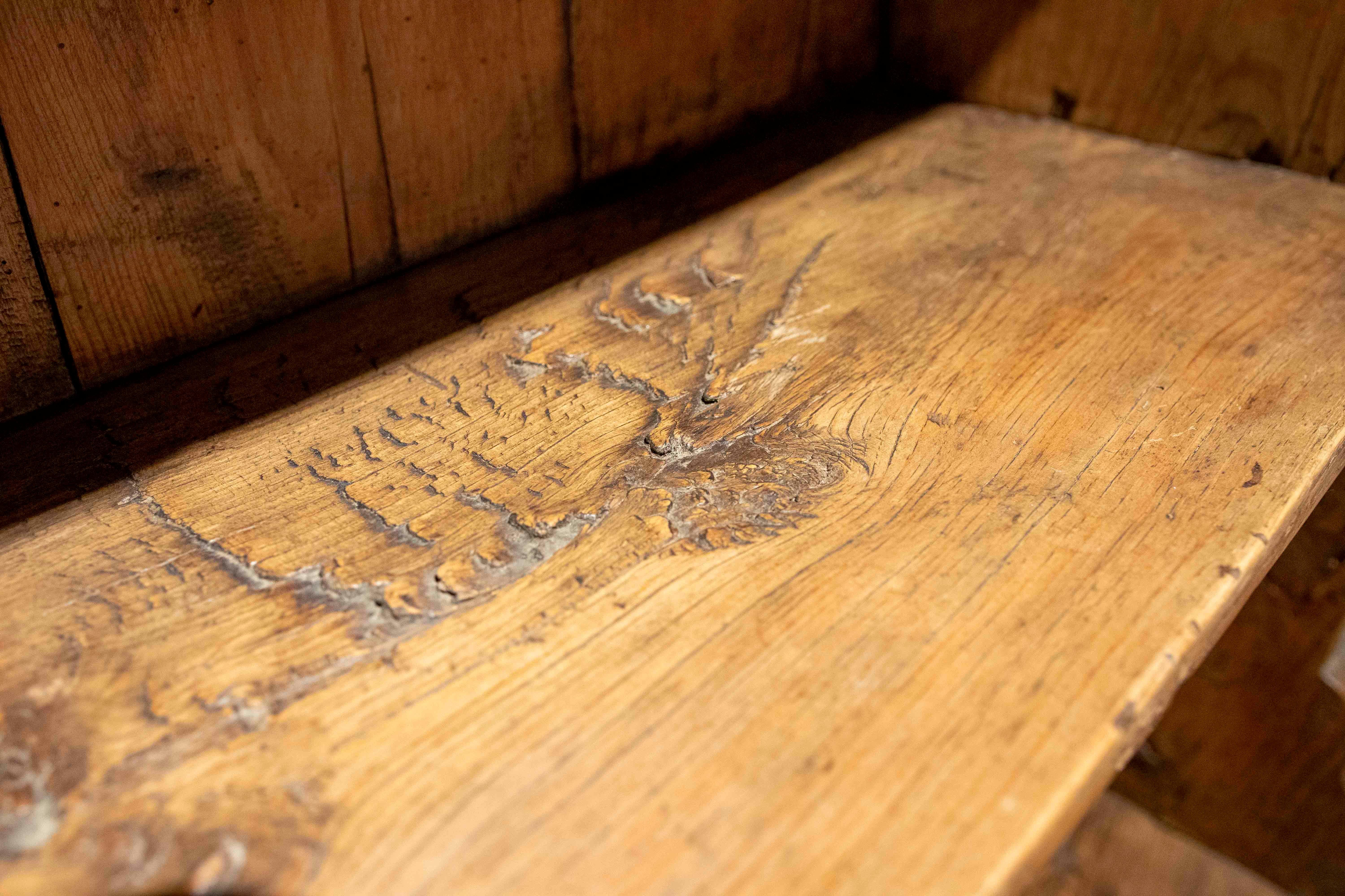 Armoire rustique ancienne des années 1850 avec quincaillerie en fer forgé en vente 13