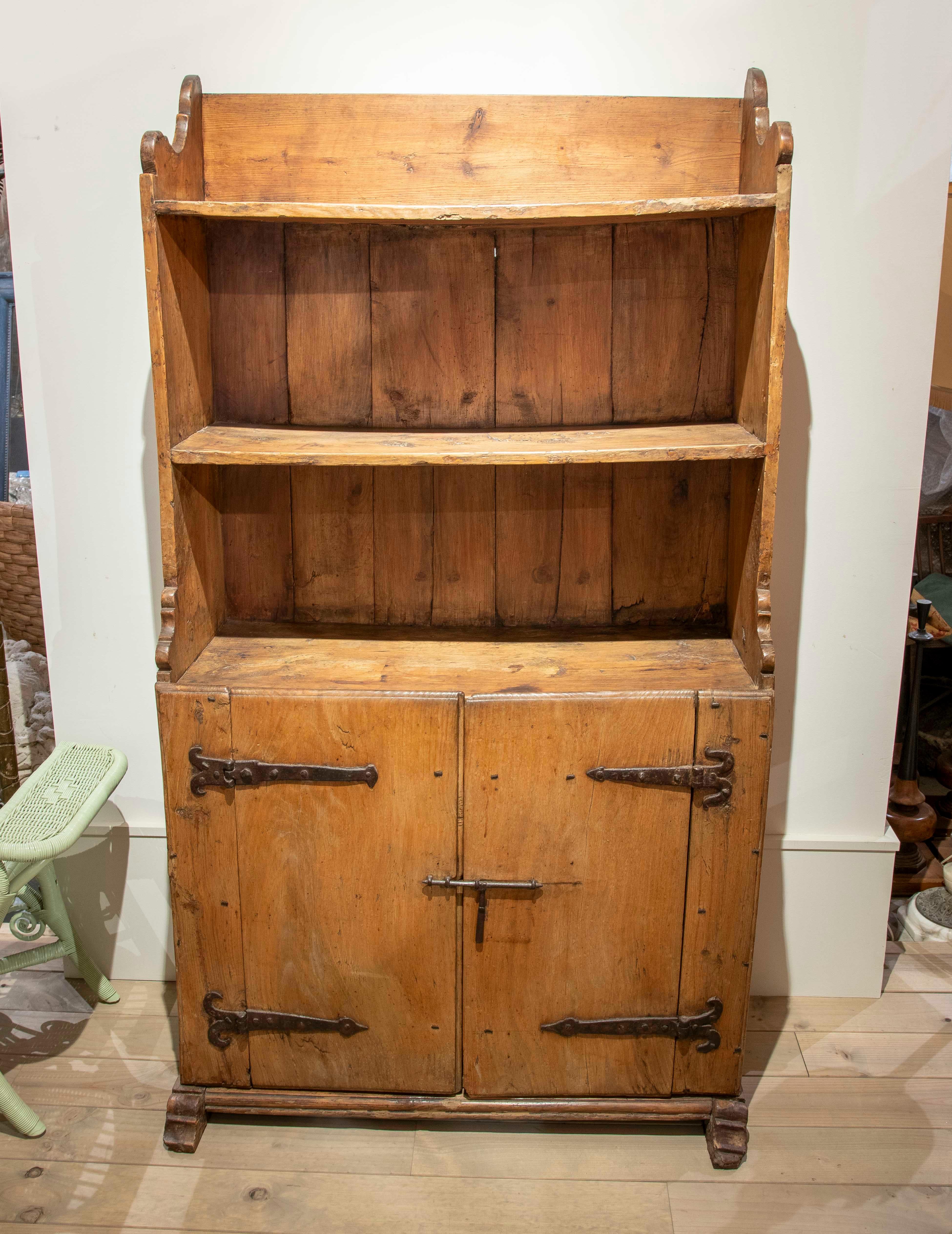 Espagnol Armoire rustique ancienne des années 1850 avec quincaillerie en fer forgé en vente