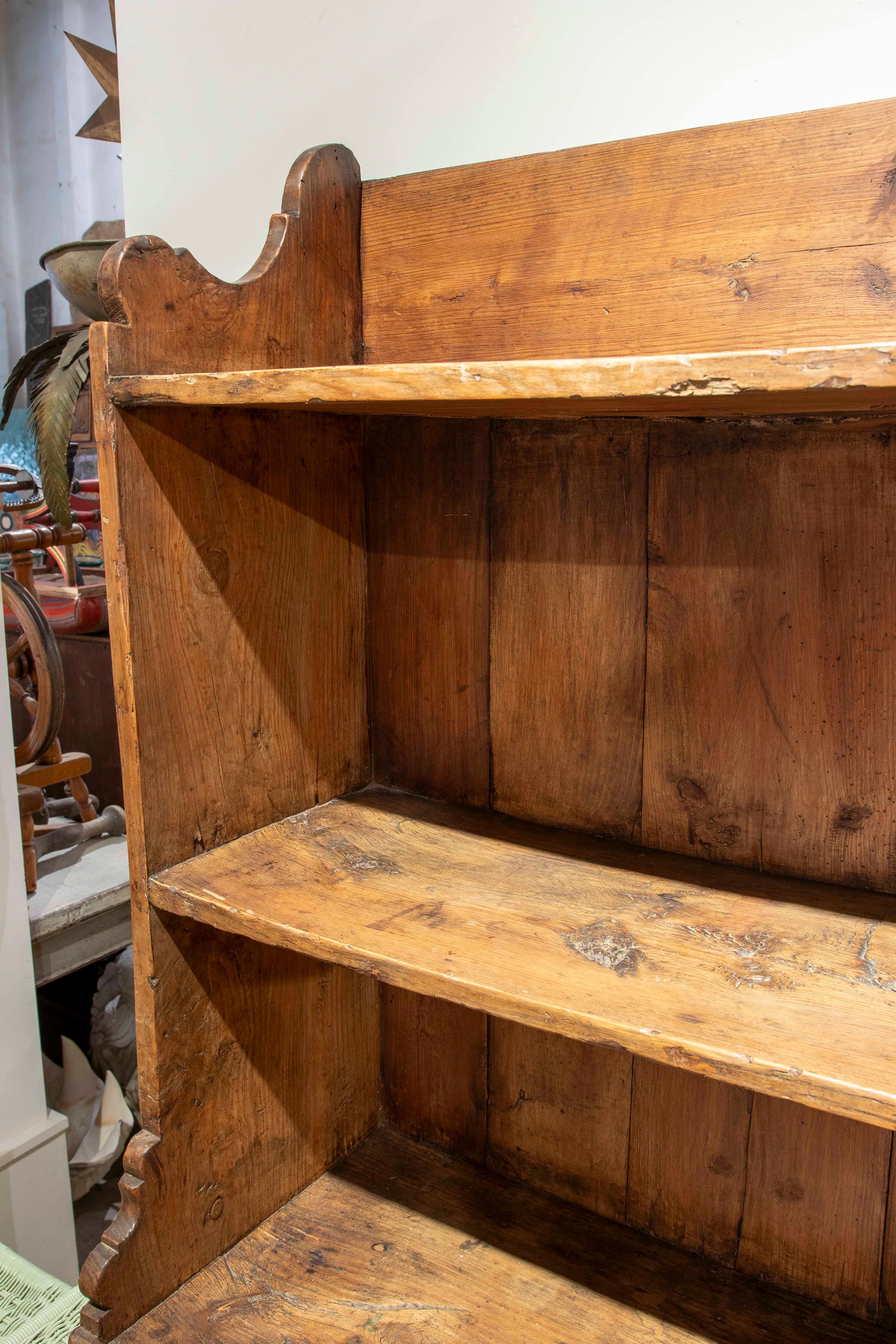Armoire rustique ancienne des années 1850 avec quincaillerie en fer forgé Bon état - En vente à Marbella, ES