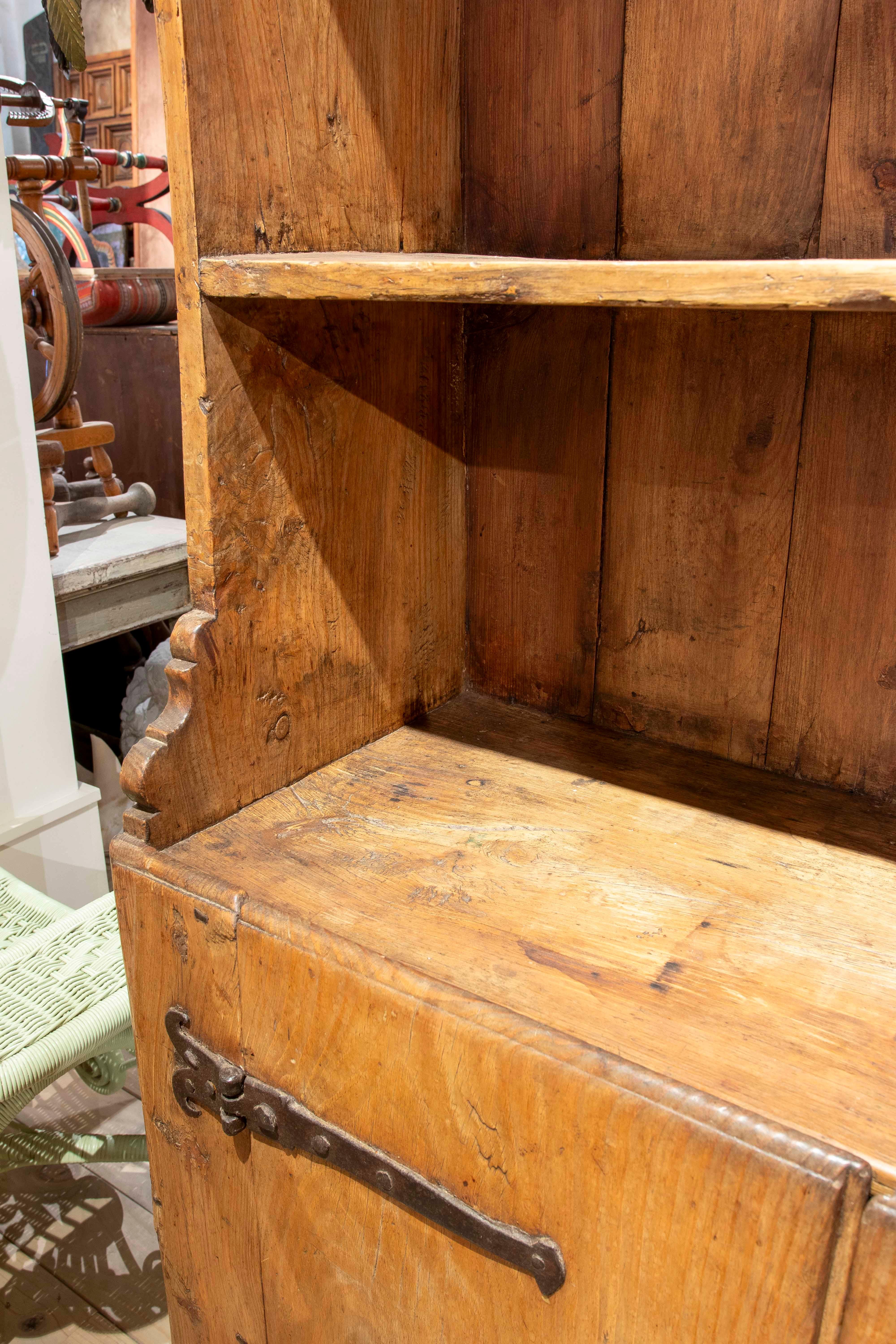 Fer Armoire rustique ancienne des années 1850 avec quincaillerie en fer forgé en vente