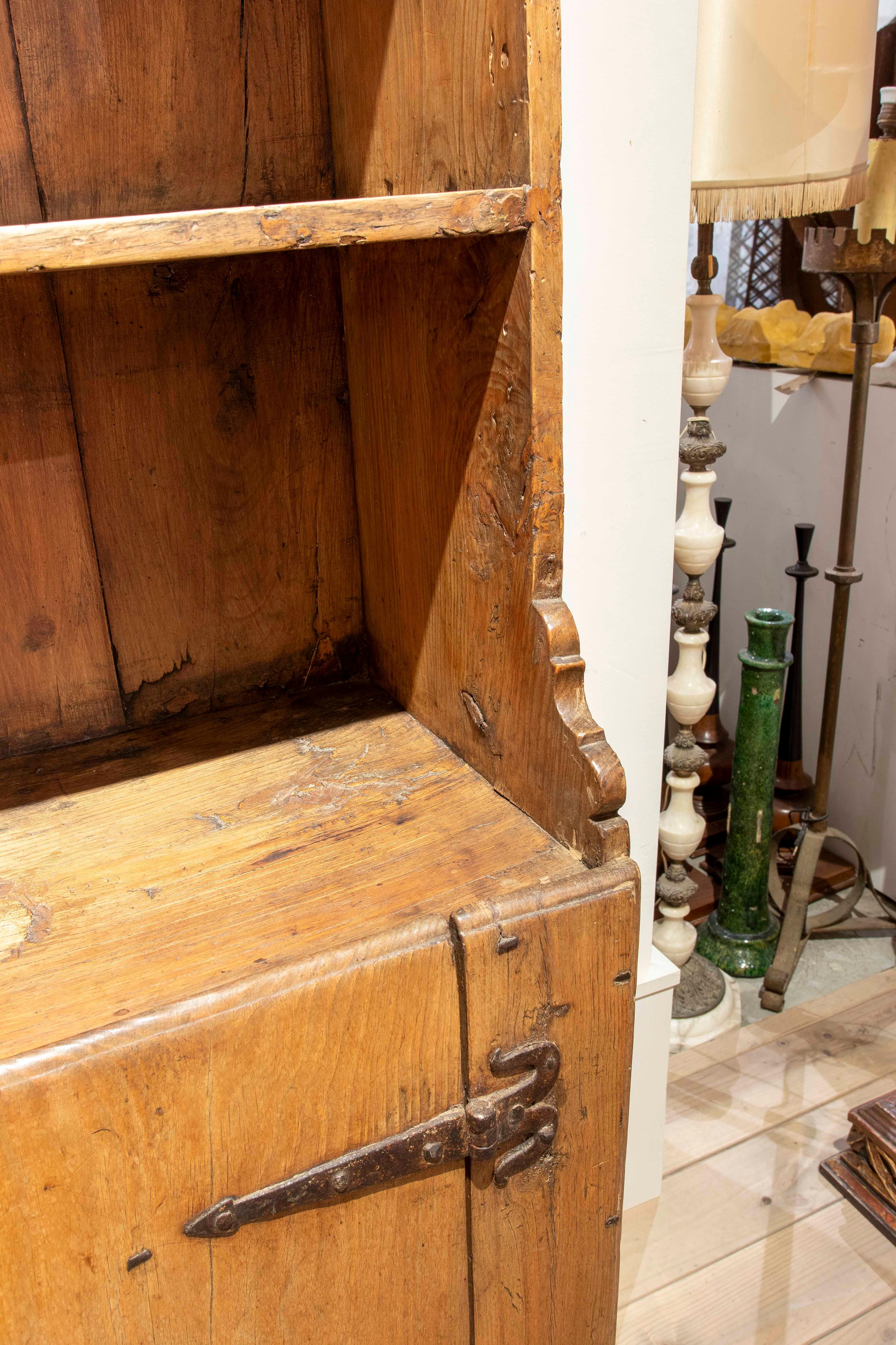 Armoire rustique ancienne des années 1850 avec quincaillerie en fer forgé en vente 1