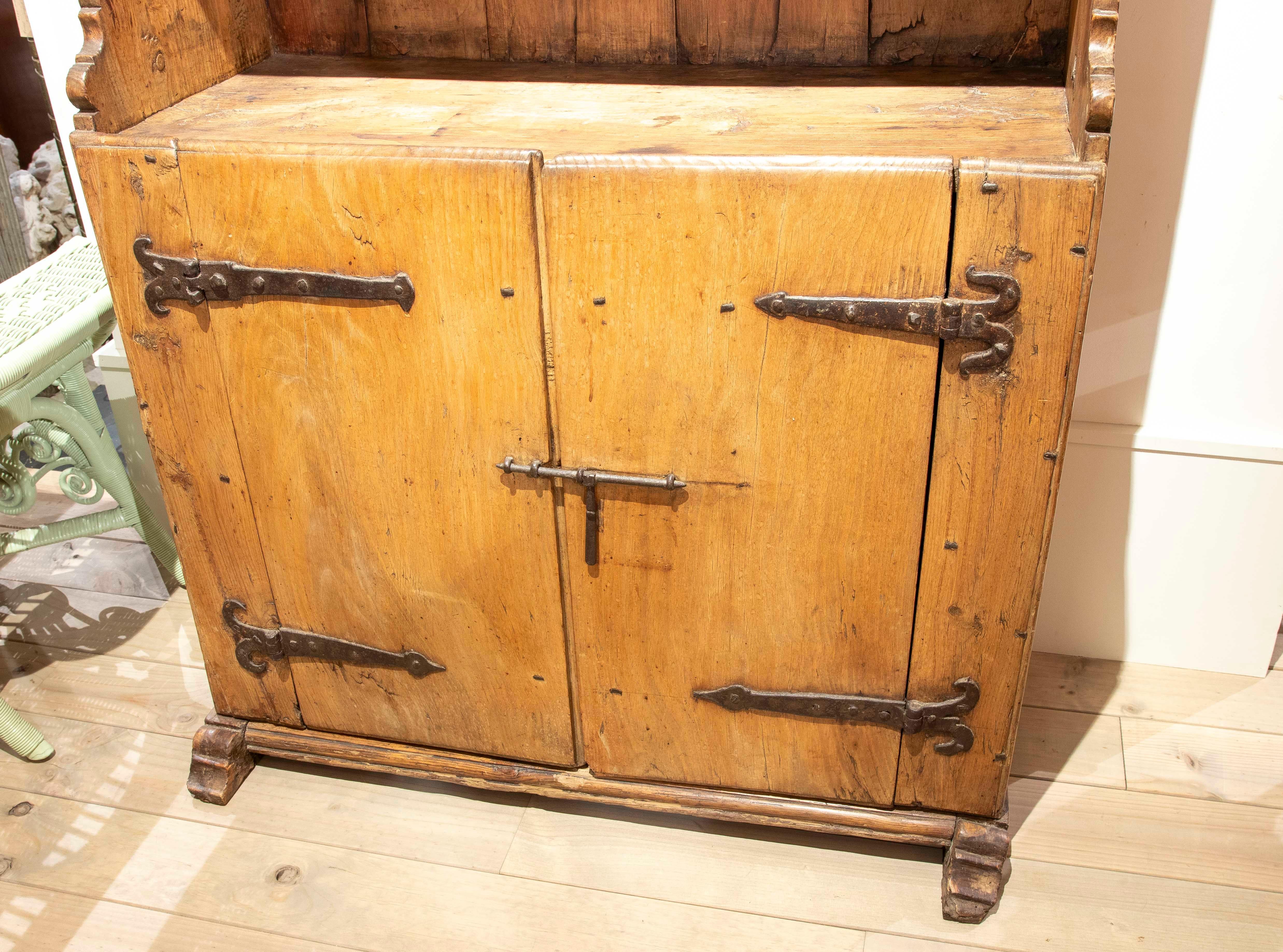 Armoire rustique ancienne des années 1850 avec quincaillerie en fer forgé en vente 2