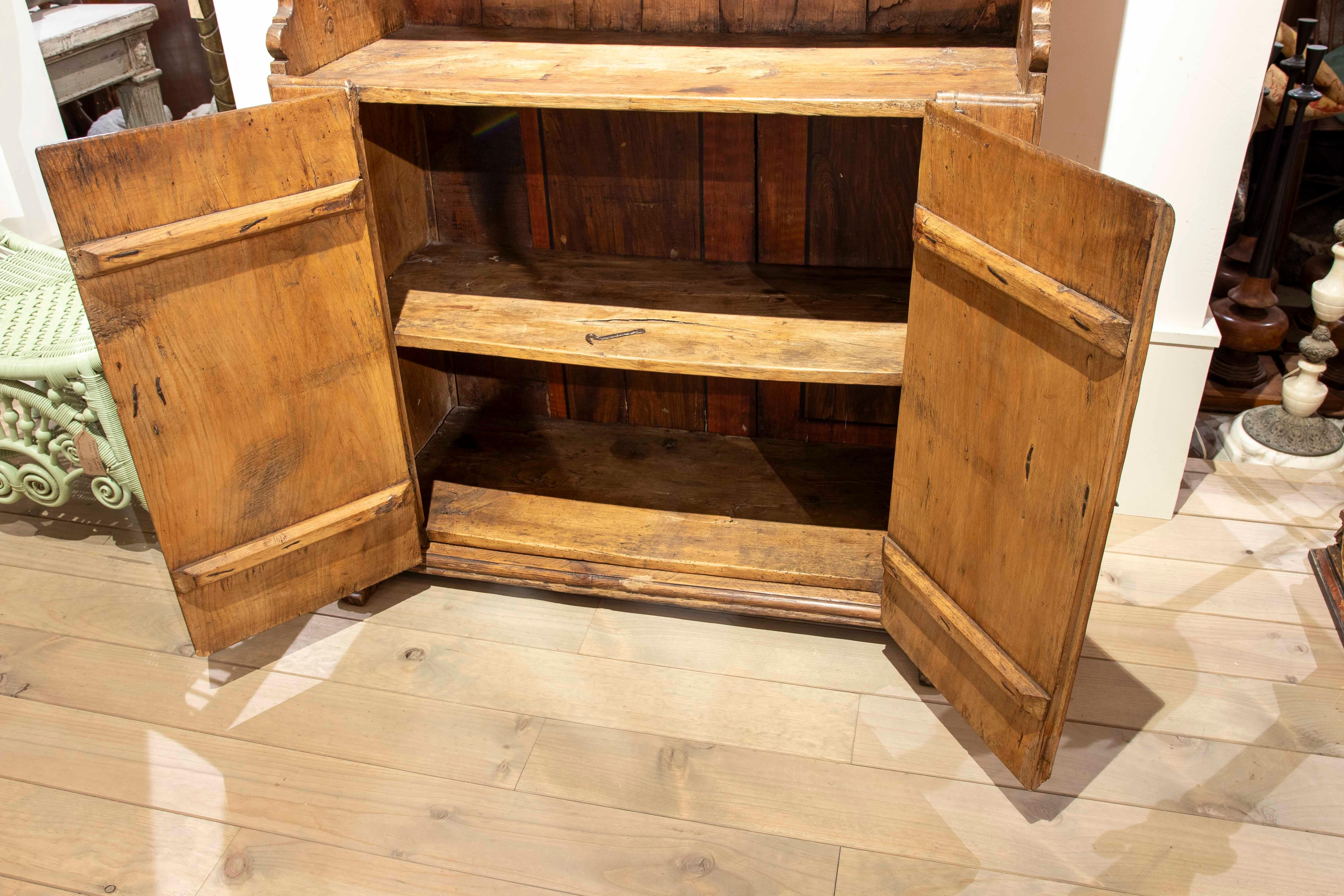 Armoire rustique ancienne des années 1850 avec quincaillerie en fer forgé en vente 3