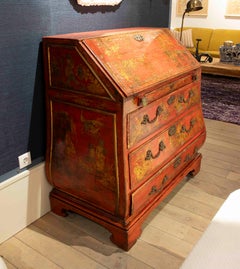 Secreter chino lacado de la década de 1850 con decoración de escenas tradicionales