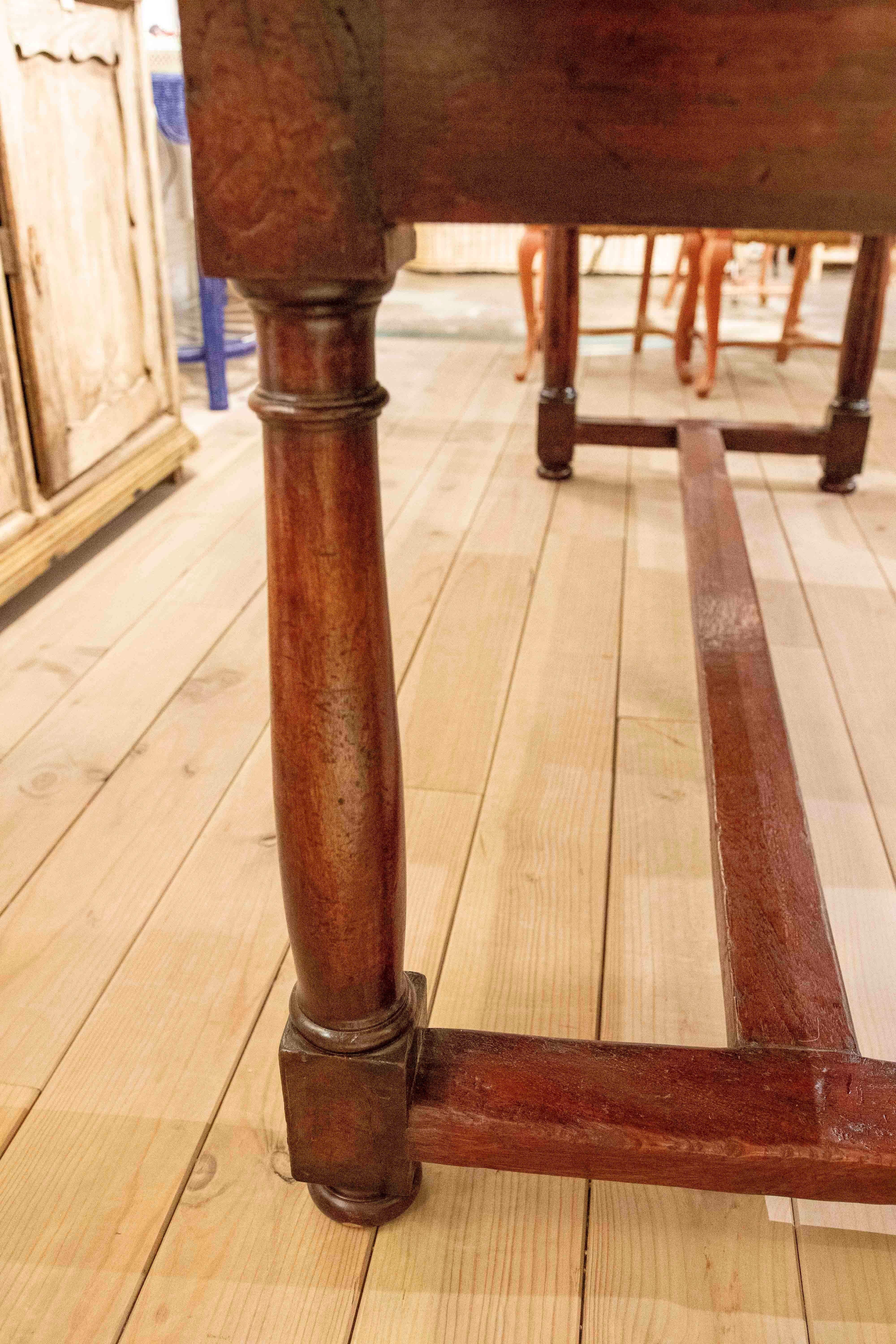 1850s Classic Style Rectangular Dining Table in Solid Wood For Sale 2