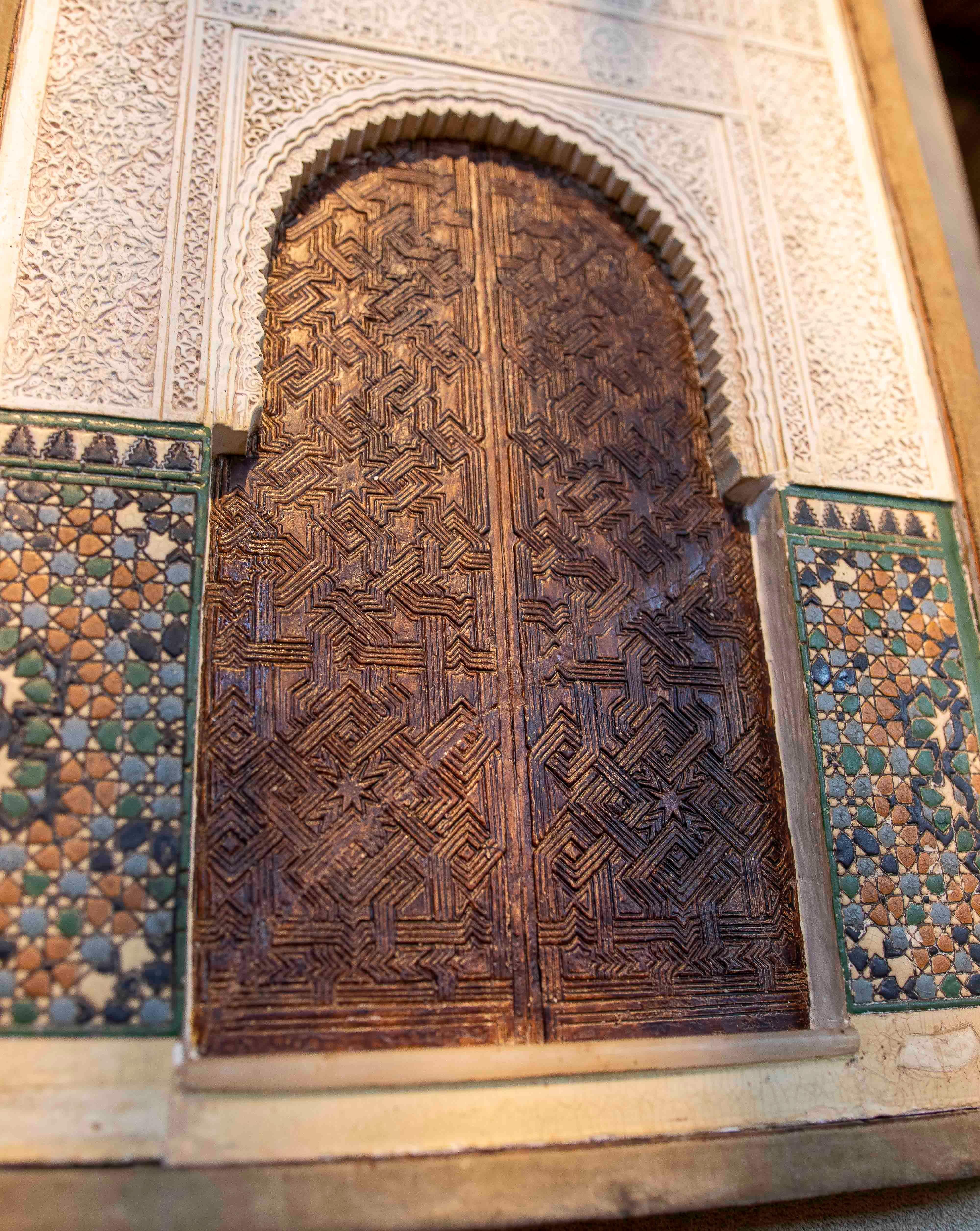 Modèle décoratif des années 1850 avec une porte mudéjar sculptée en stuc et un cadre en velours en vente 4