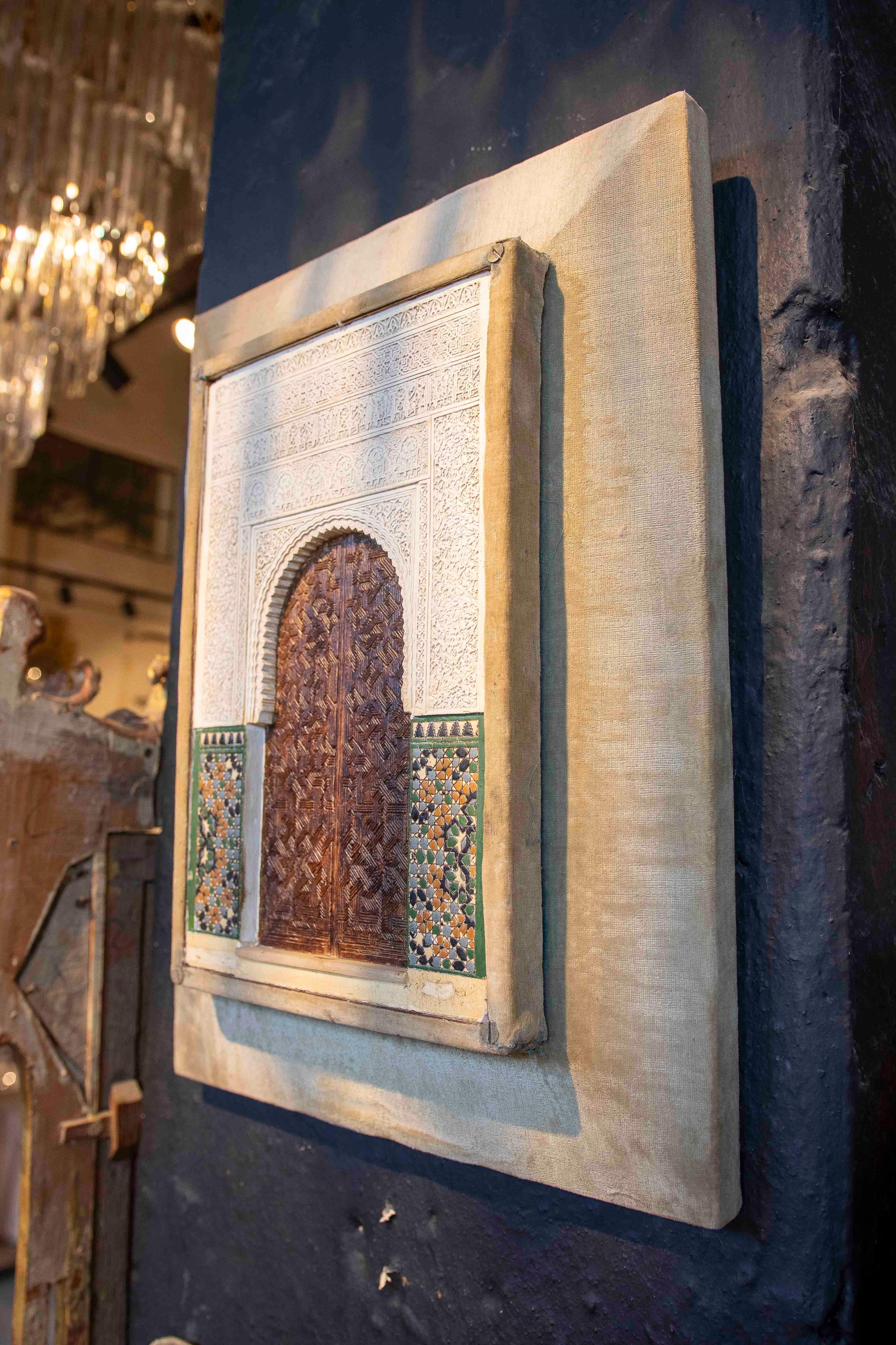 Espagnol Modèle décoratif des années 1850 avec une porte mudéjar sculptée en stuc et un cadre en velours en vente