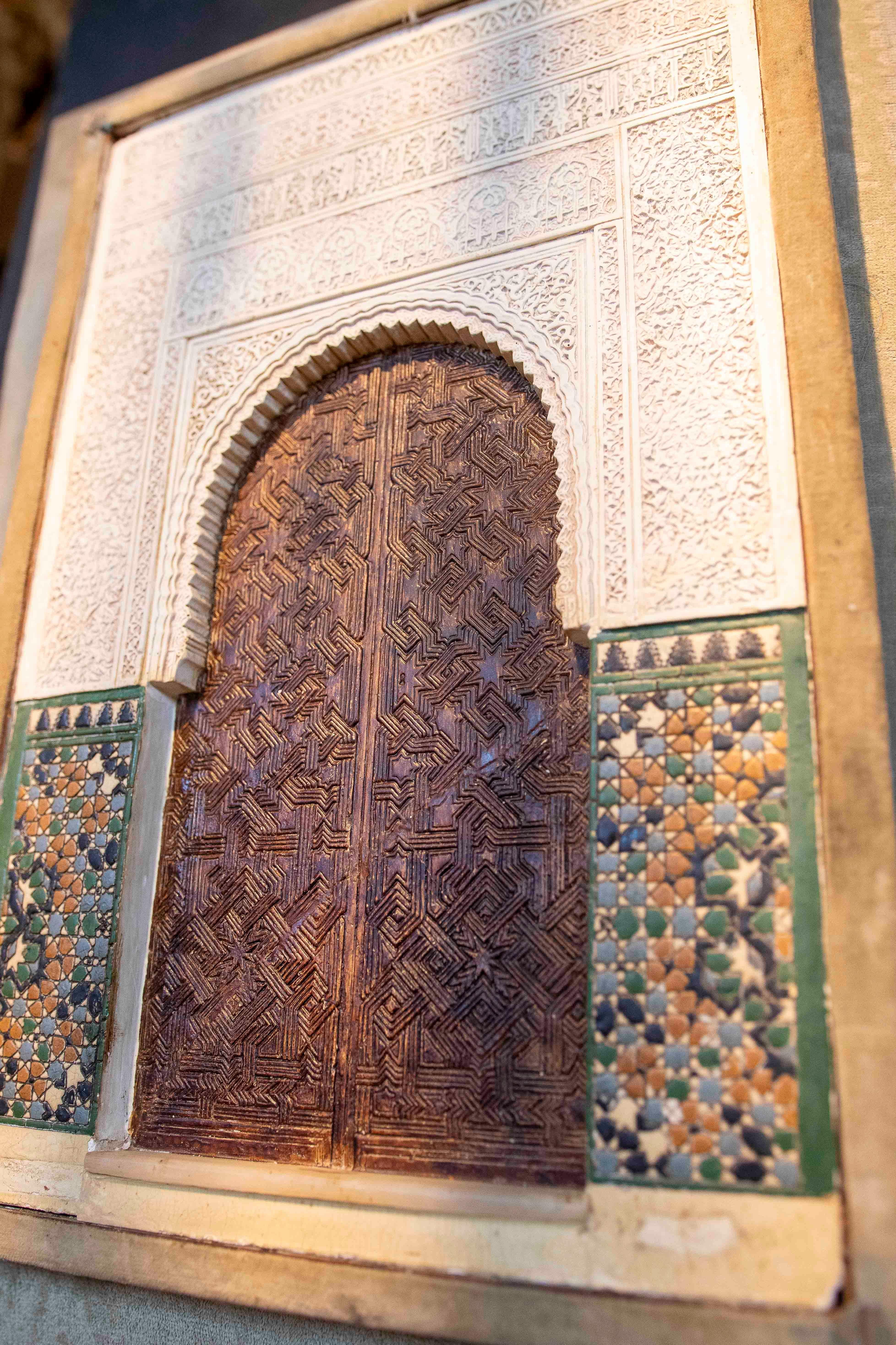 Modèle décoratif des années 1850 avec une porte mudéjar sculptée en stuc et un cadre en velours Bon état - En vente à Marbella, ES