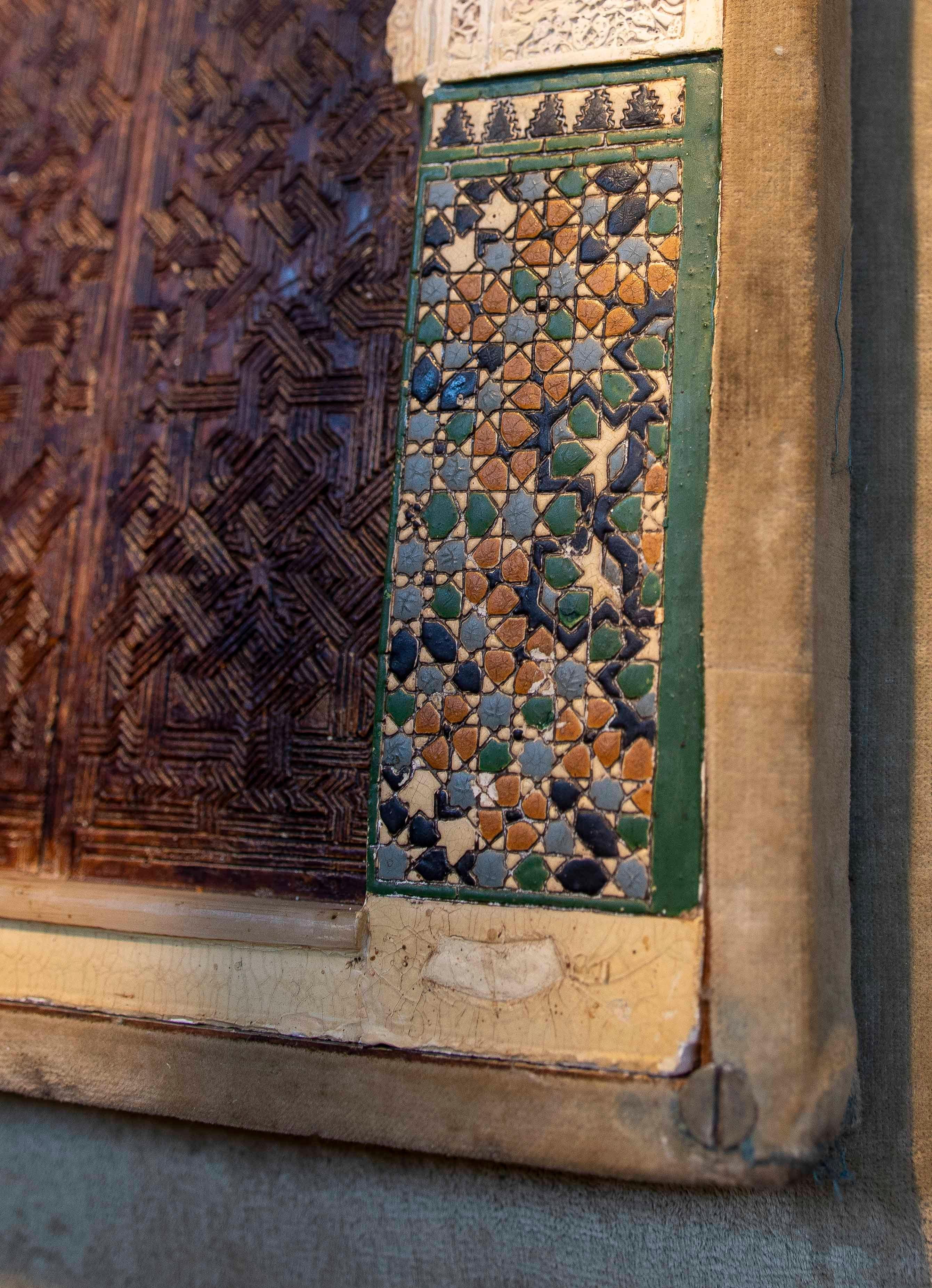 XIXe siècle Modèle décoratif des années 1850 avec une porte mudéjar sculptée en stuc et un cadre en velours en vente