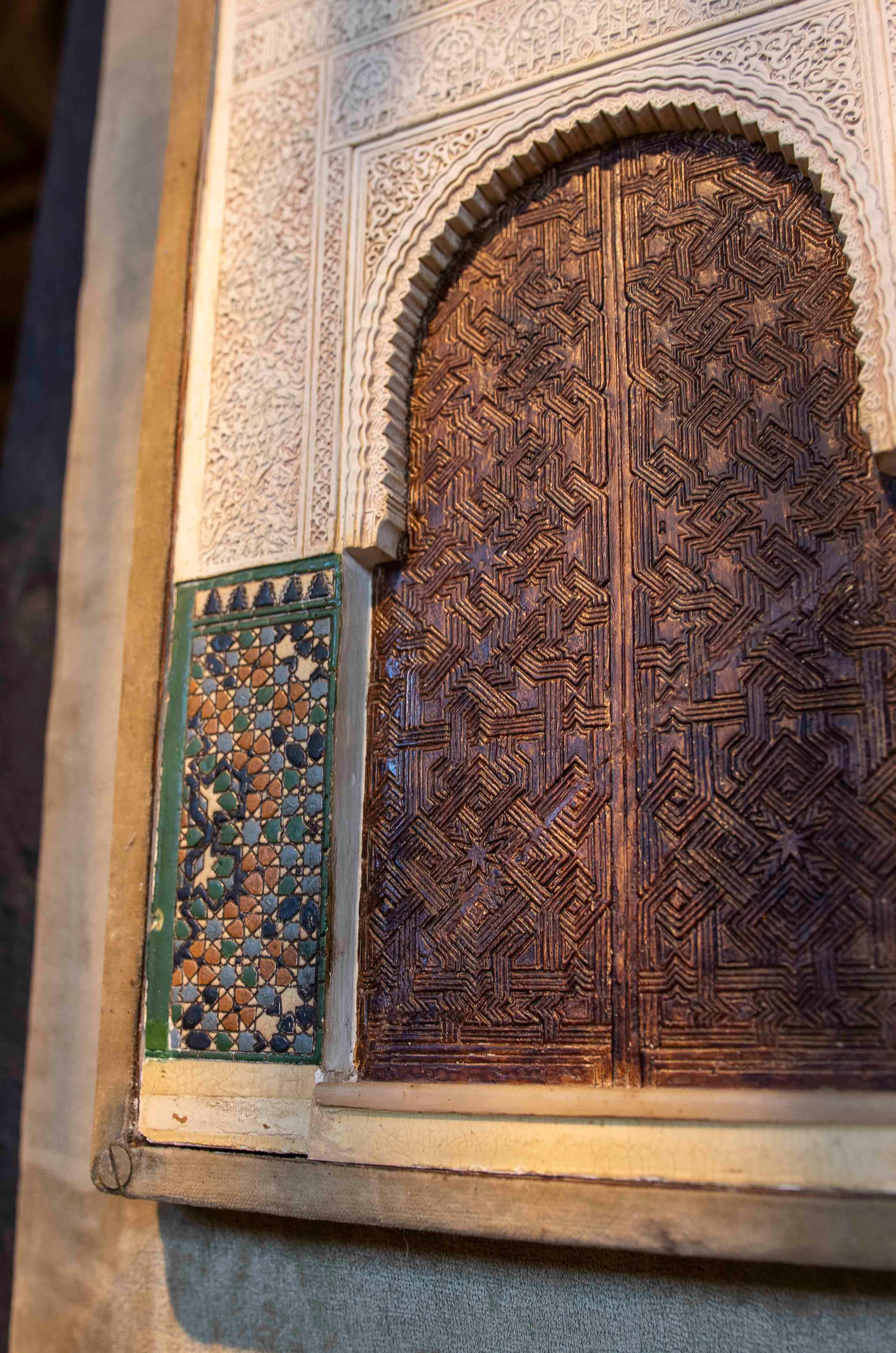 Velours Modèle décoratif des années 1850 avec une porte mudéjar sculptée en stuc et un cadre en velours en vente