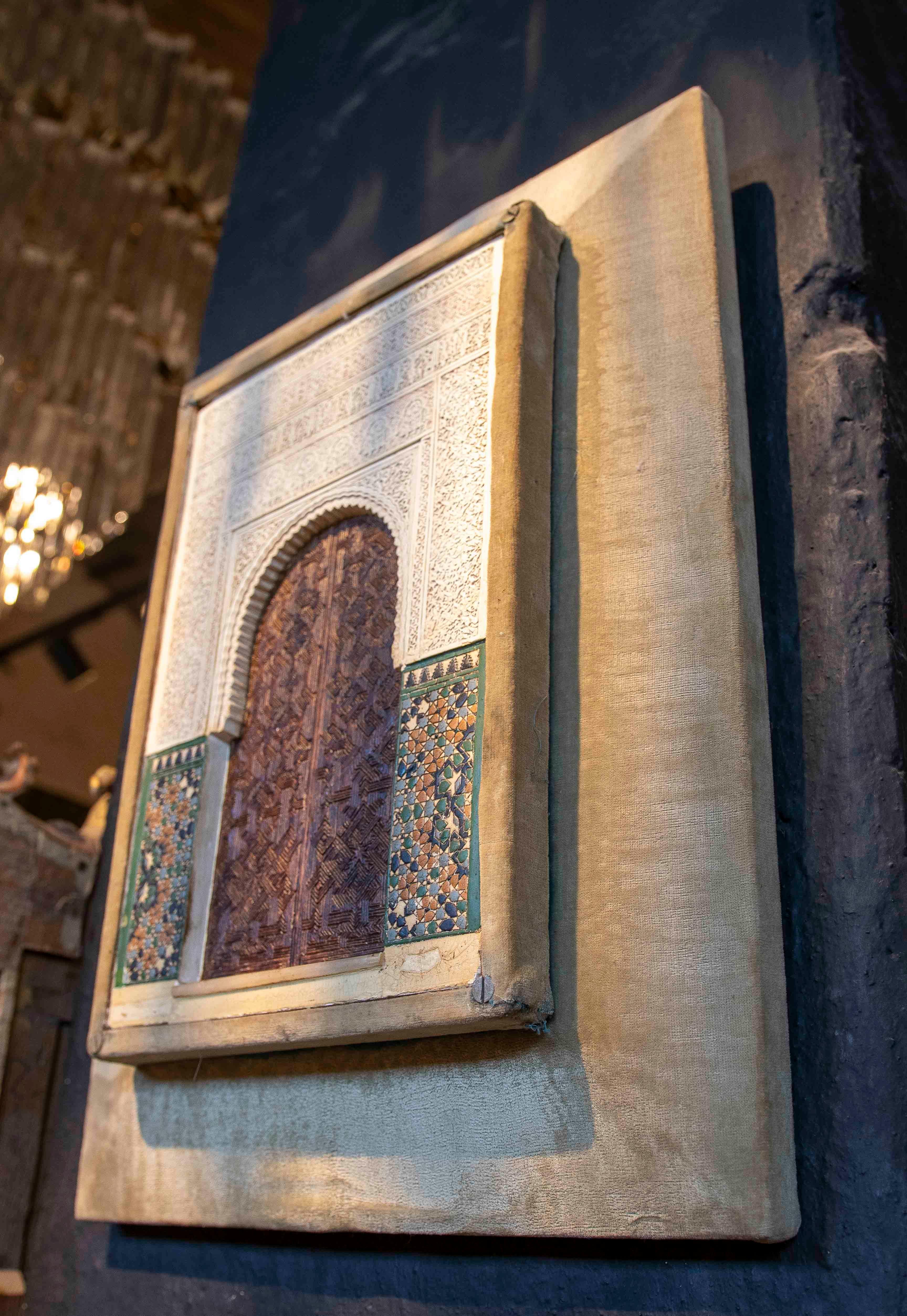 Modèle décoratif des années 1850 avec une porte mudéjar sculptée en stuc et un cadre en velours en vente 1