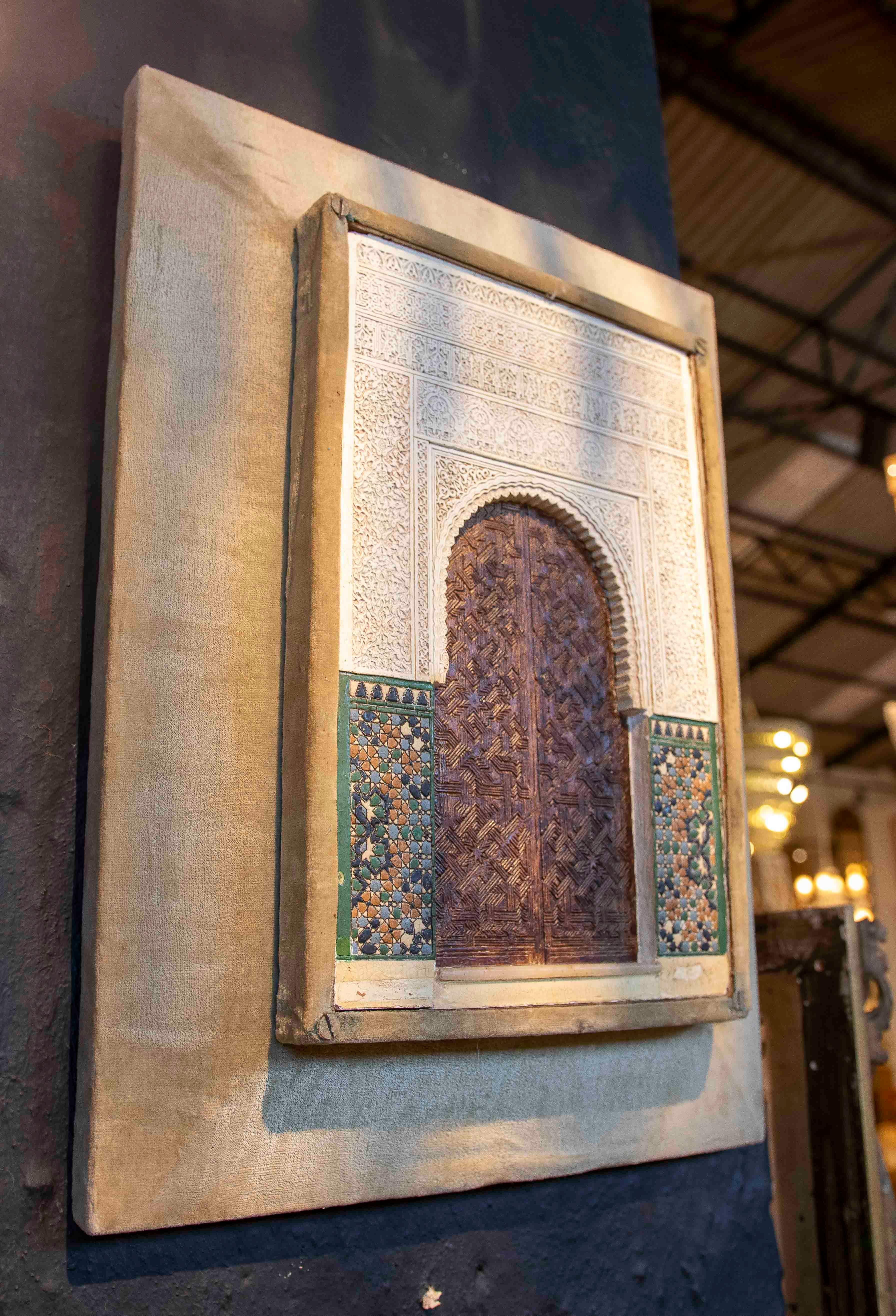 Modèle décoratif des années 1850 avec une porte mudéjar sculptée en stuc et un cadre en velours en vente 2