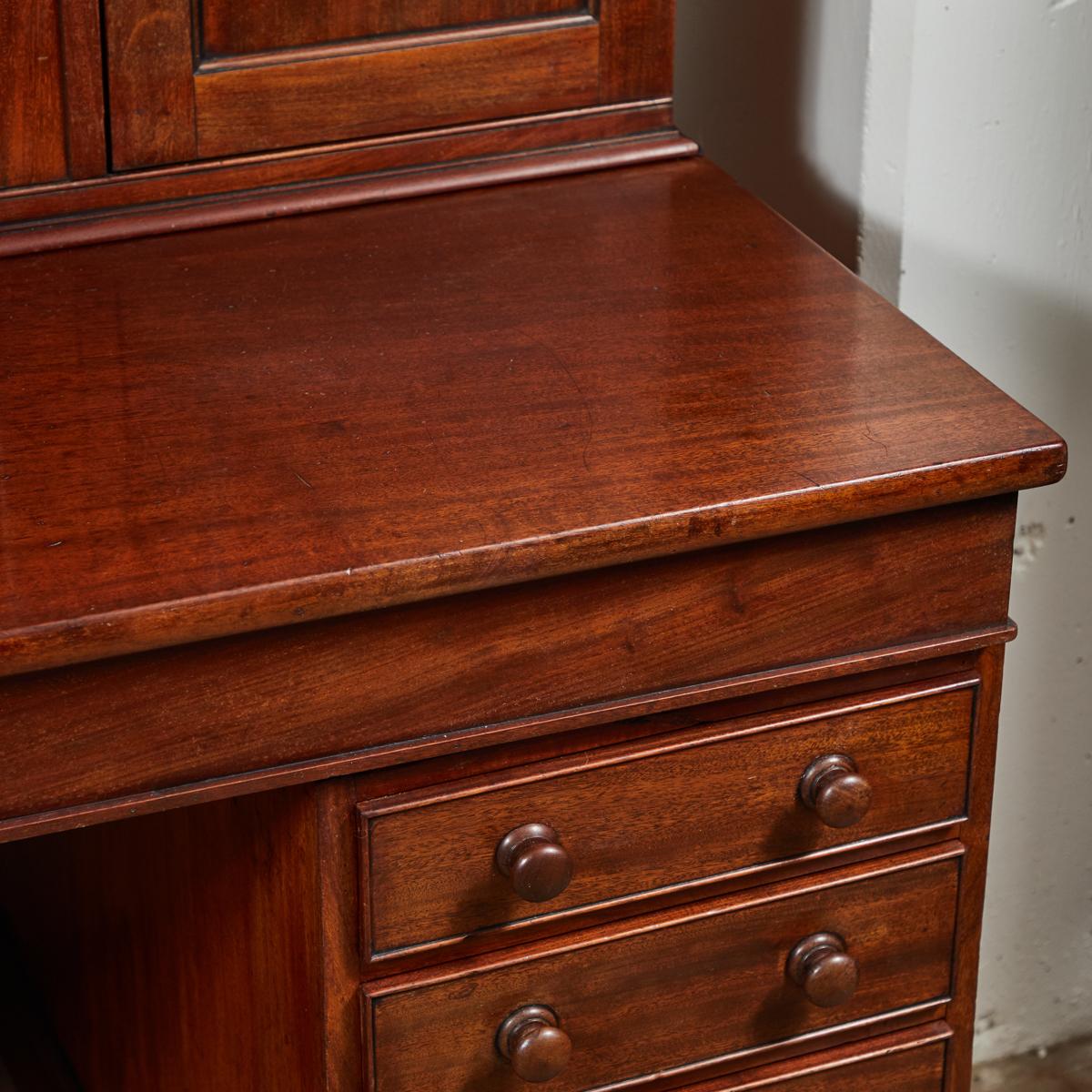 1850s English Mahogany Estate Desk with Molded Cornice Upper Cupboard In Good Condition In Los Angeles, CA